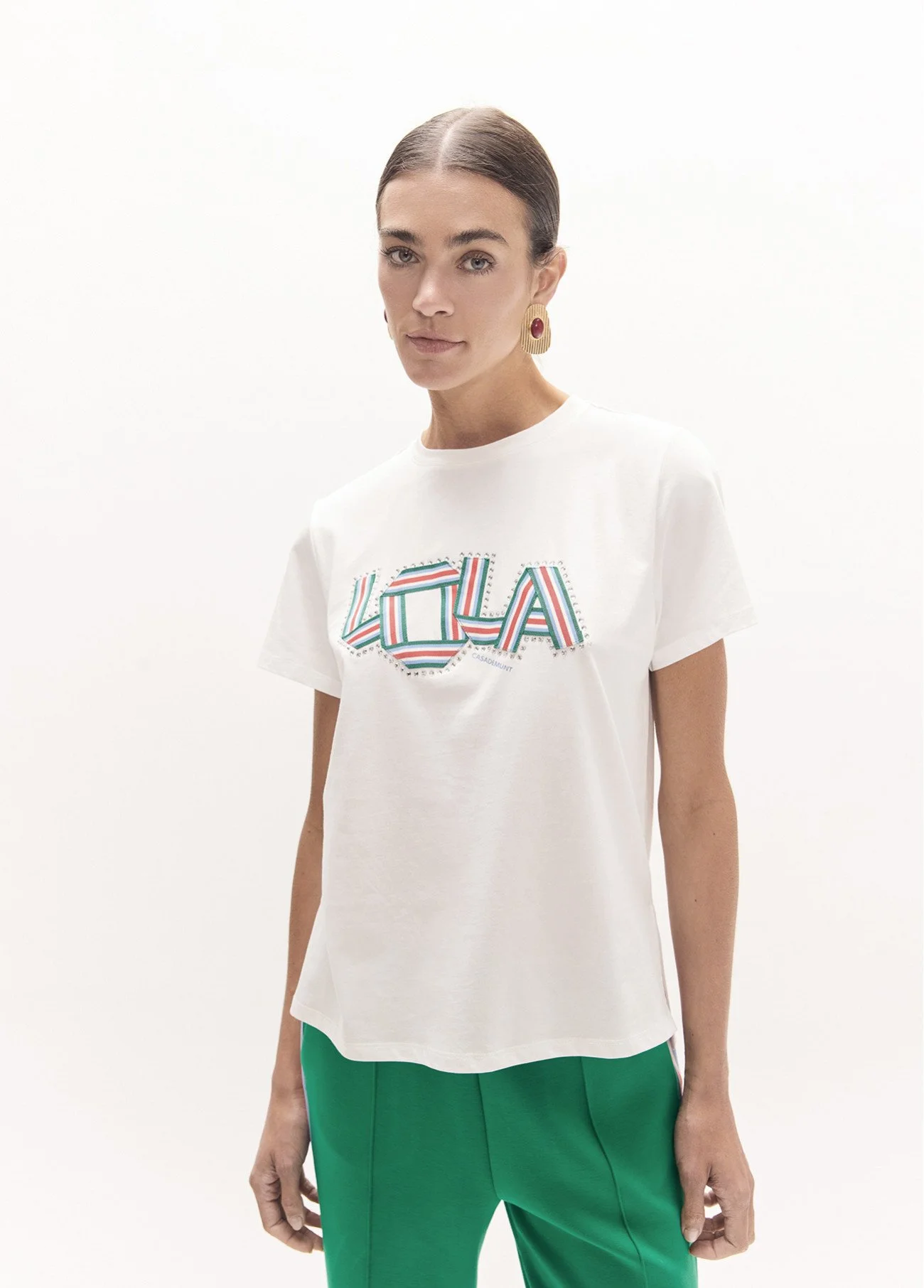 camiseta-cuello-caja-con-aberturas-laterales-detalle-bandas-tejido-con-cristales (1).jpg