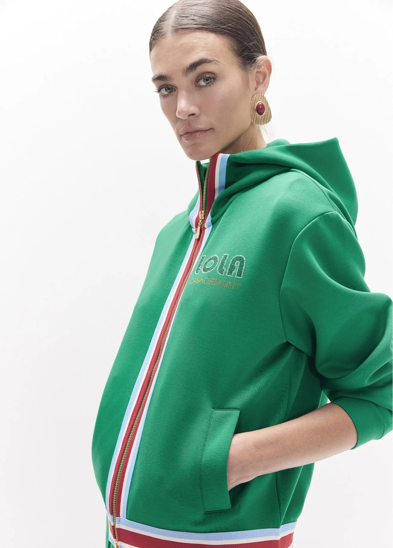 sudadera-abierta-con-banda-lateral-tres-colores-ajuste-con-cordon-y-detalles-metalicos (2).jpg