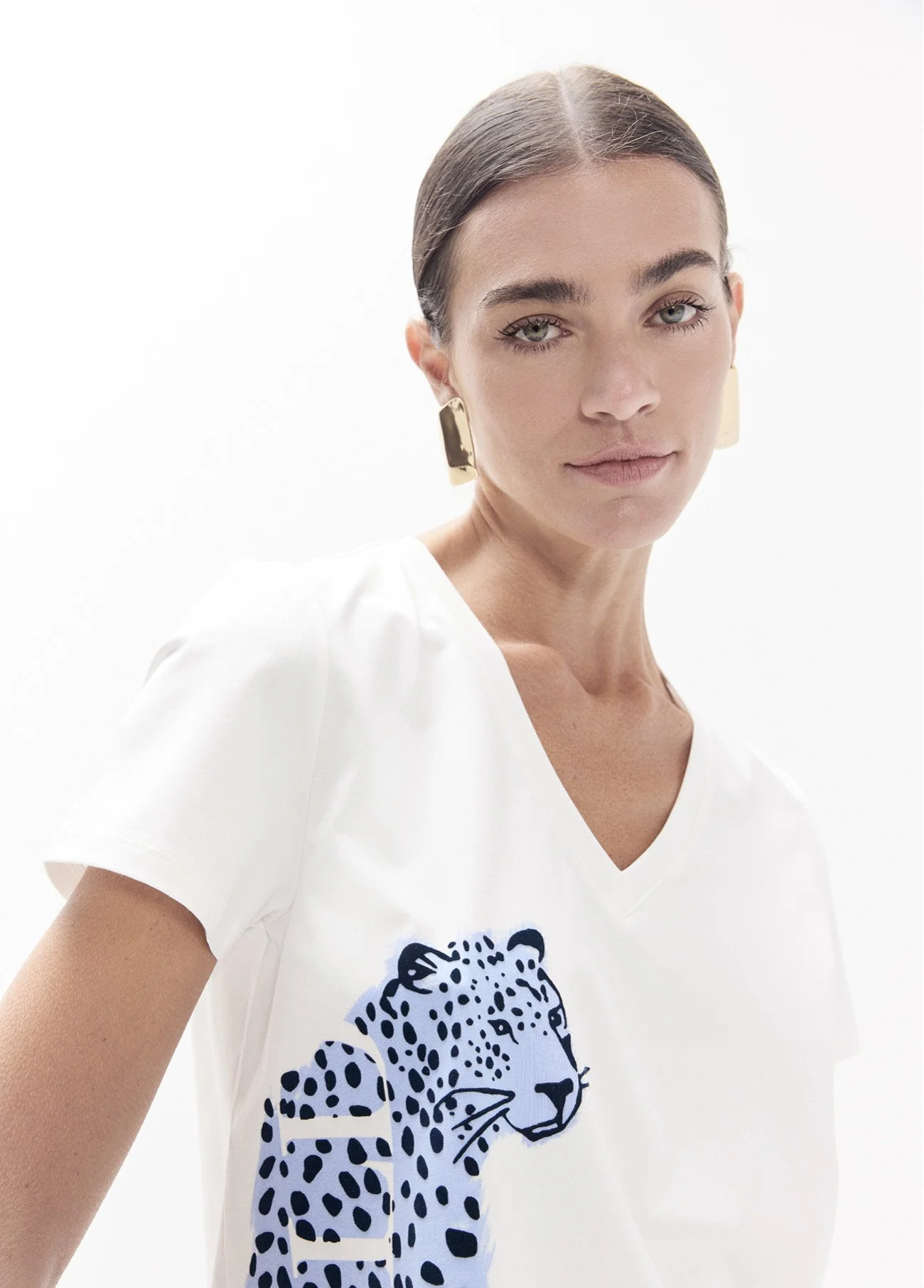 camiseta-cuello-en-pico-con-aberturas-laterales-y-grafico-posicionado-lateral-leopardo-be-wild- (2).jpg