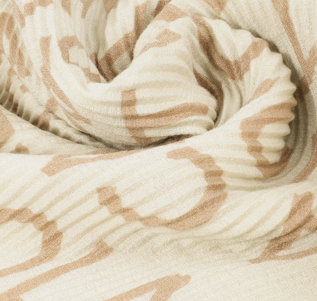 fular-plisado-beige-logotipo-lola1.png
