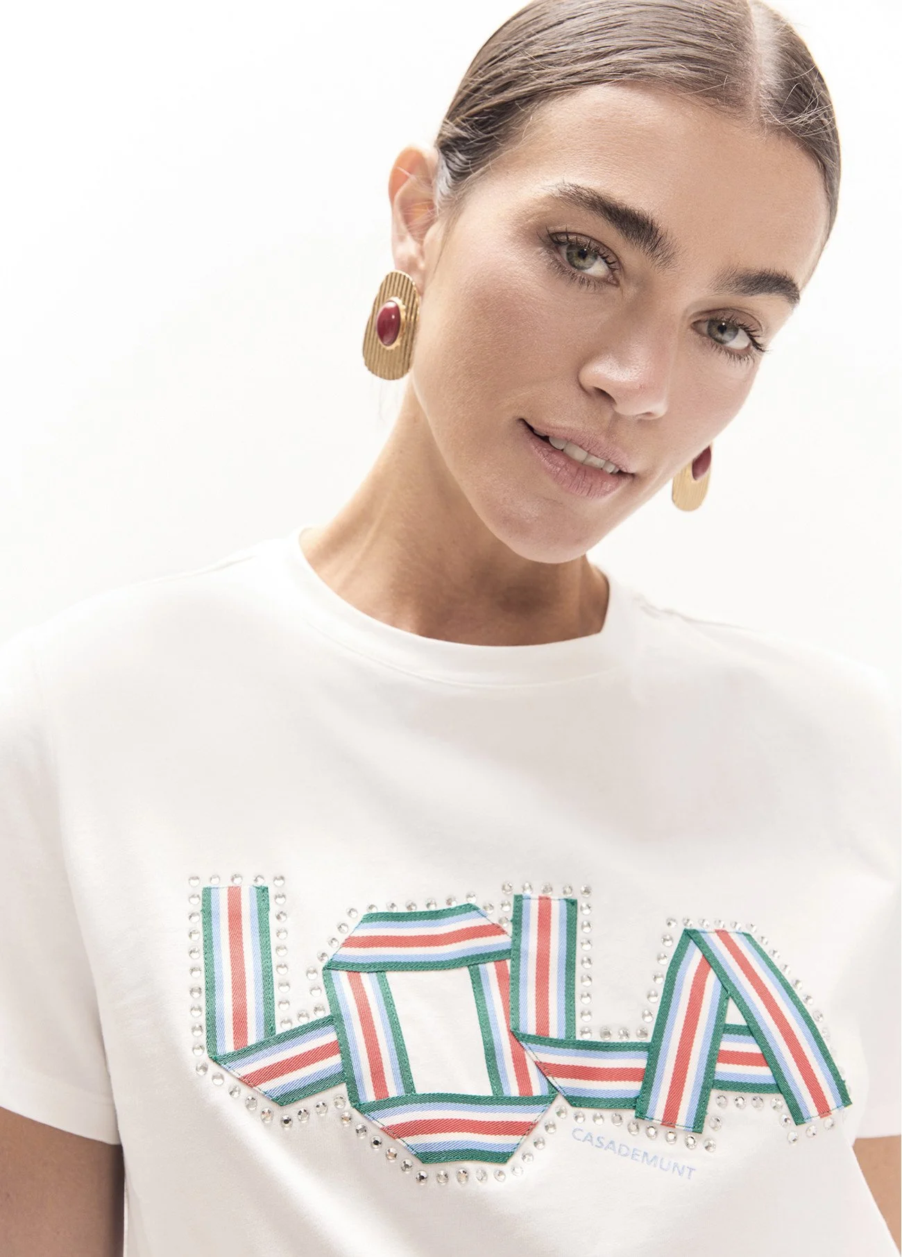 camiseta-cuello-caja-con-aberturas-laterales-detalle-bandas-tejido-con-cristales.jpg