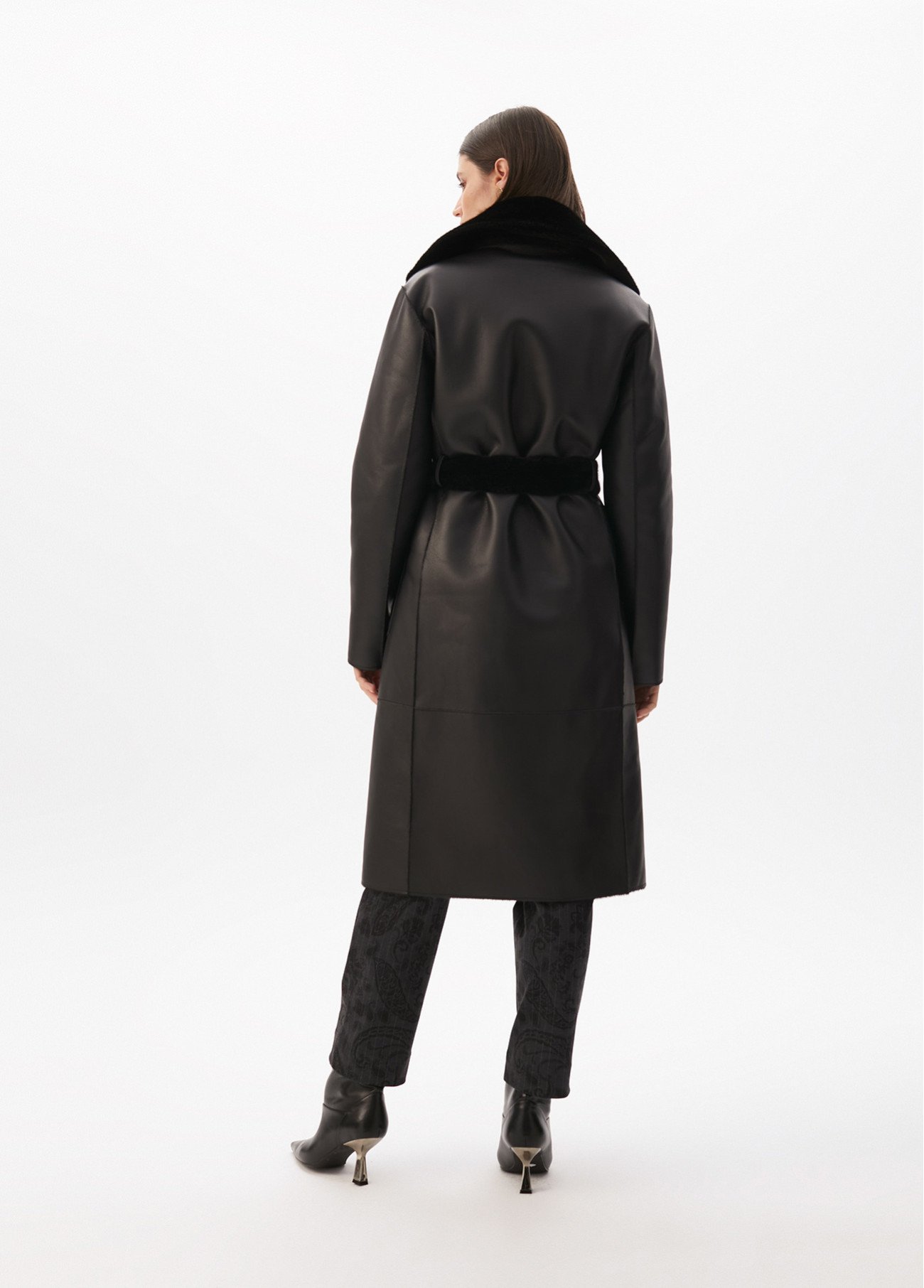 manteau-long-noir-en-plumes (3).jpg