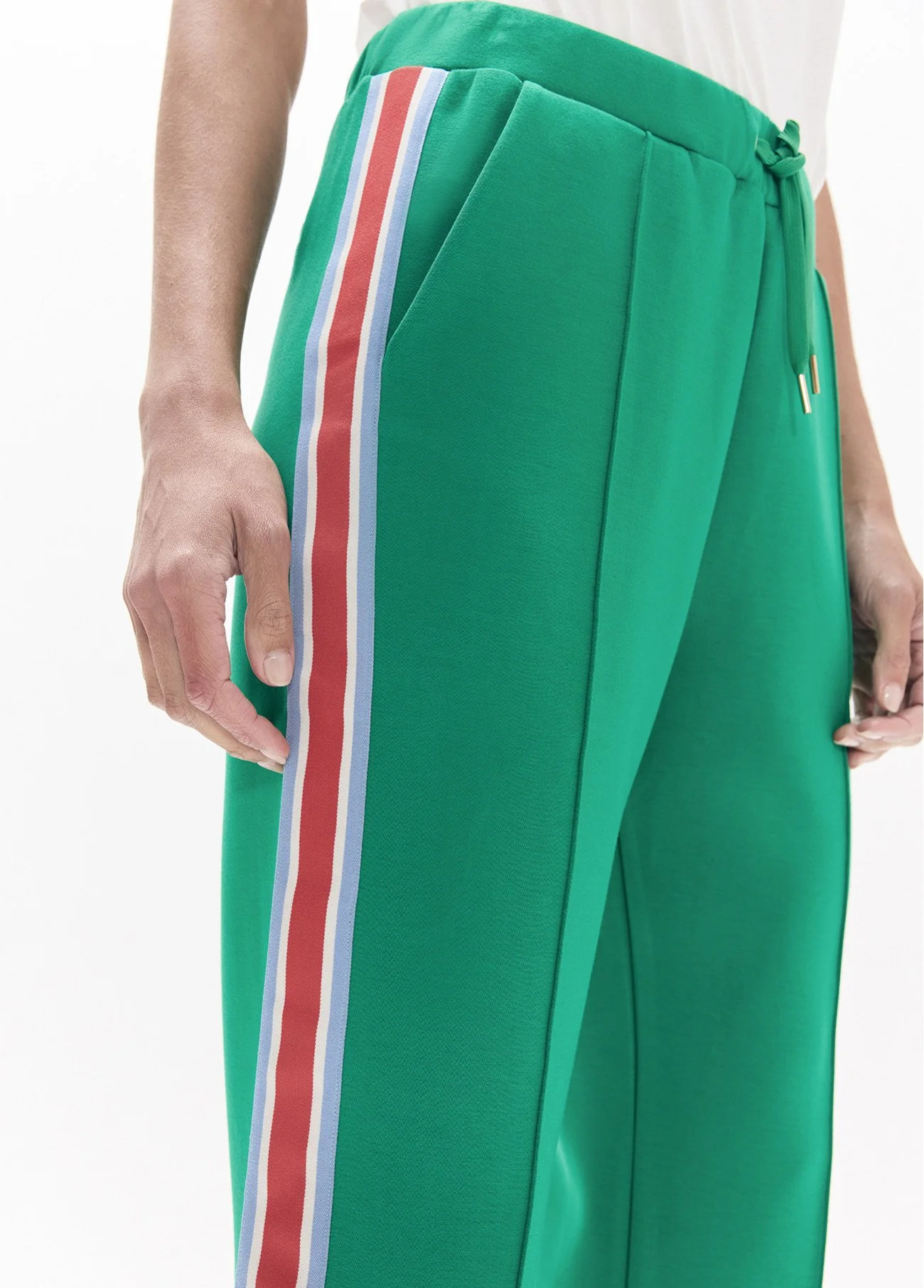 pantalon-jogger-con-banda-lateral-tres-colores-ajuste-con-cordon-y-detalles-metalicos.jpg