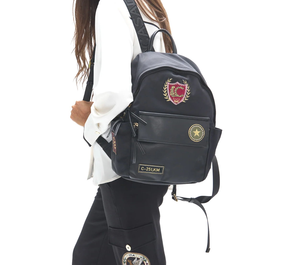 mochila-parches-negra-lola4.png