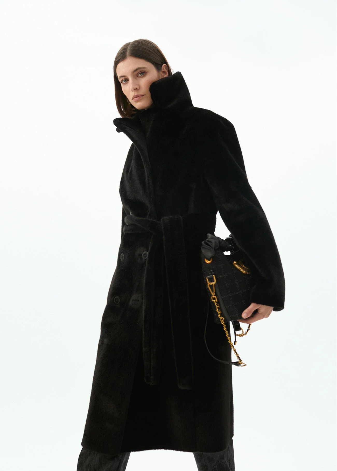 manteau-long-noir-en-plumes.jpg