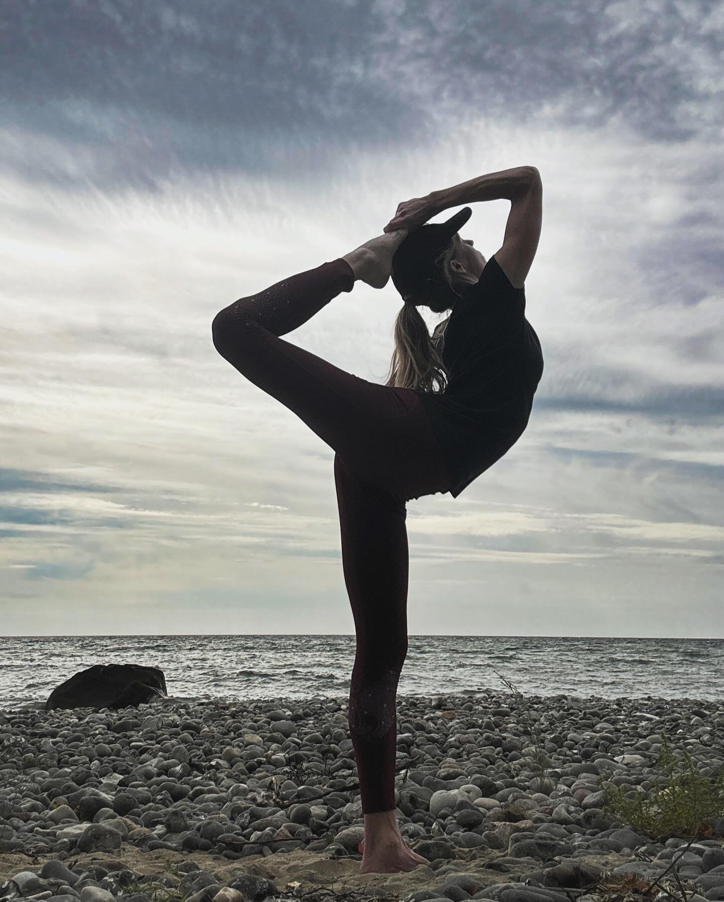 💫 #circles #ekapadarajakapotasana #kingpigeonpose #yoga #fullmoon #moonlight #mermaids #cyclic #ocean