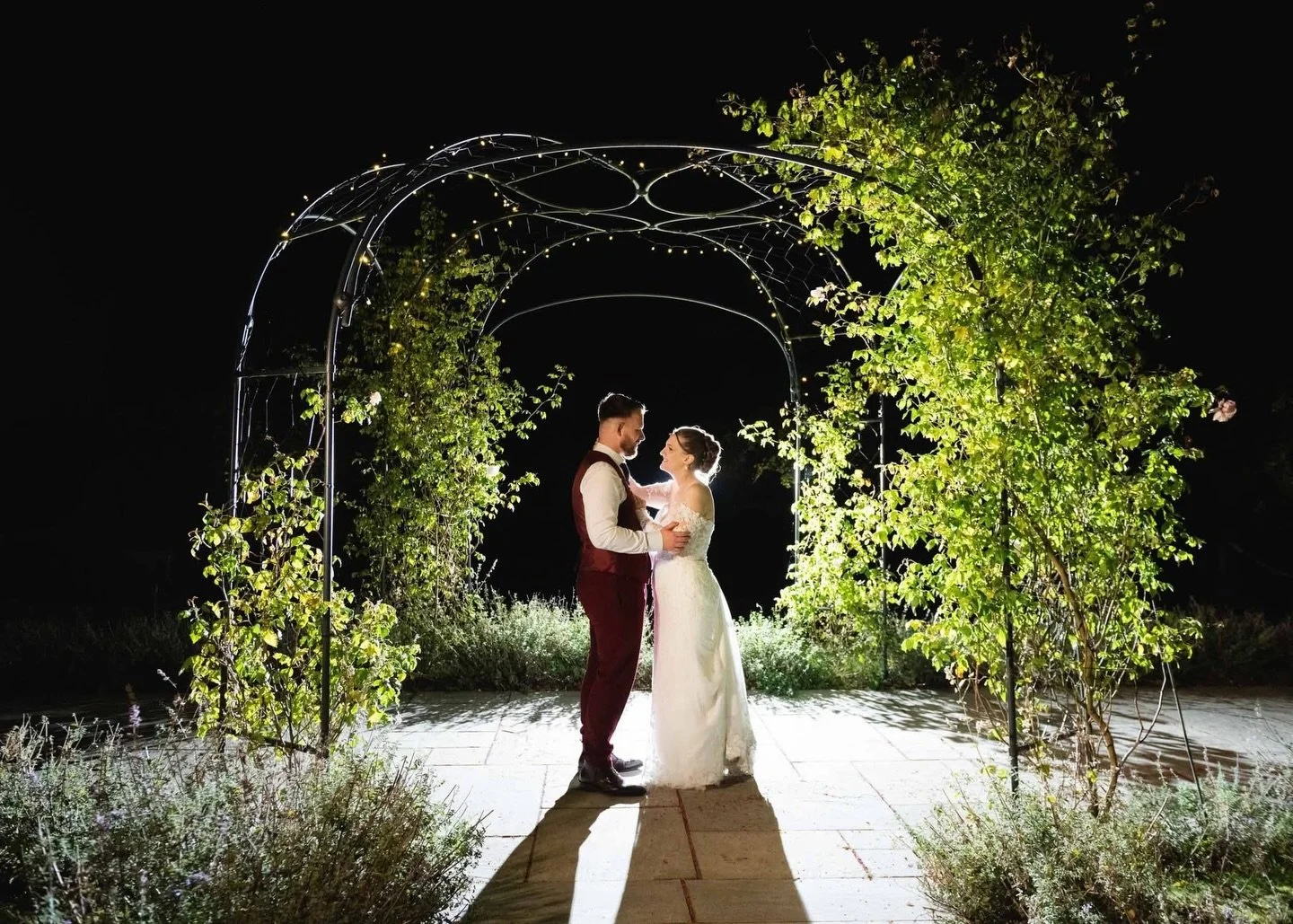 Wrapped in light, love, and the magic of @ashtonlodgecountryhouse 💞

#ajtimages #alternativeweddingphotographer #ashtonlodgecountryhouseweddingphotographer