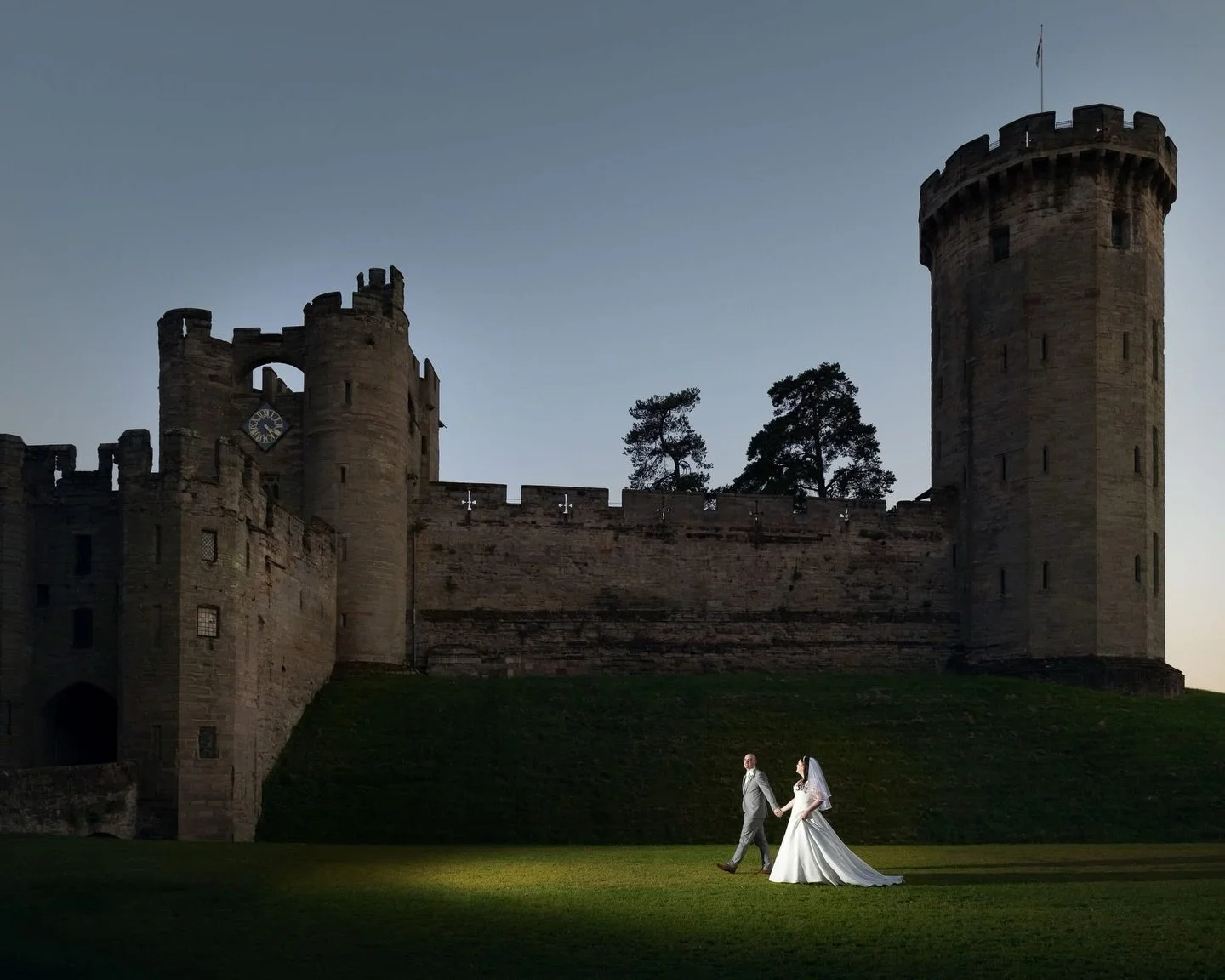 @warwickcastleofficial is another of our favourite wedding venues. Offering a dramatic, historic setting that&rsquo;s perfect for bold and cinematic wedding photography. From towering stone walls and grand halls to hidden gardens and medieval archite