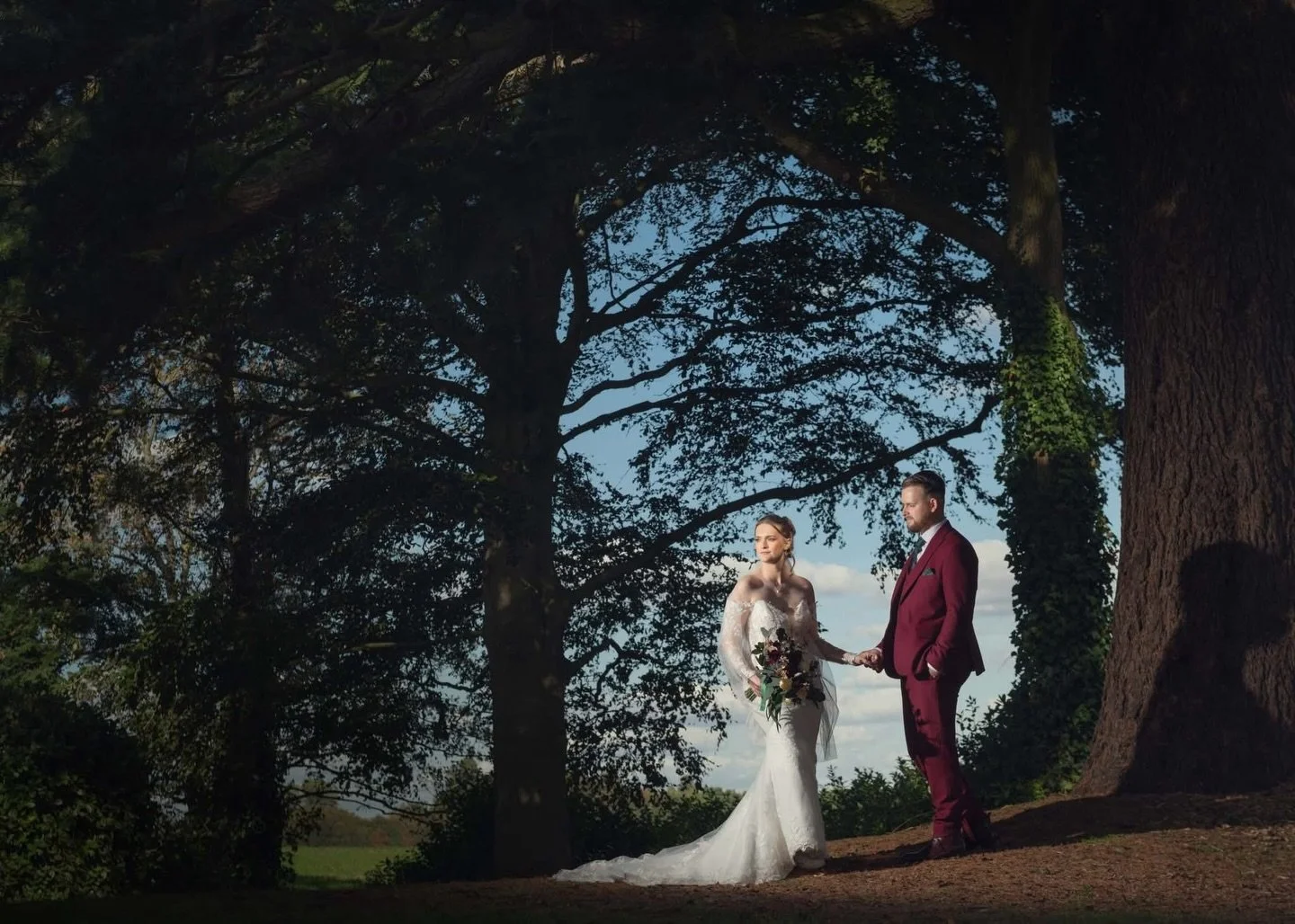 @ashtonlodgecountryhouse Wedding Venue is another of our favourite venues 📸 Offering a refined mix of countryside charm &amp; elegant interiors, the sweeping lawns, and scenic Warwickshire views provide stunning backdrops for timeless couple portrai