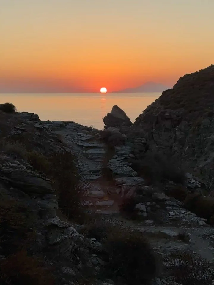 Sunset enters the osteria first.
Then the table fills, slowly.
Fire does the rest.

We cook with light,
with charcoal,
with time.

SPINA