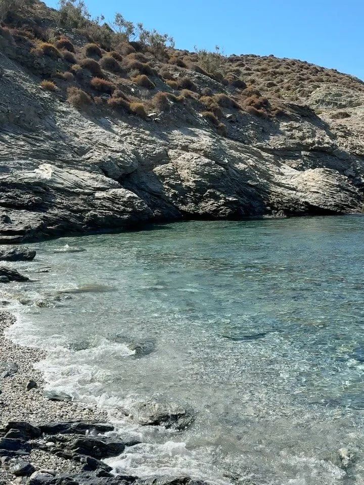 Folegandros.
The sound of the sea.
This is where the island begins.
