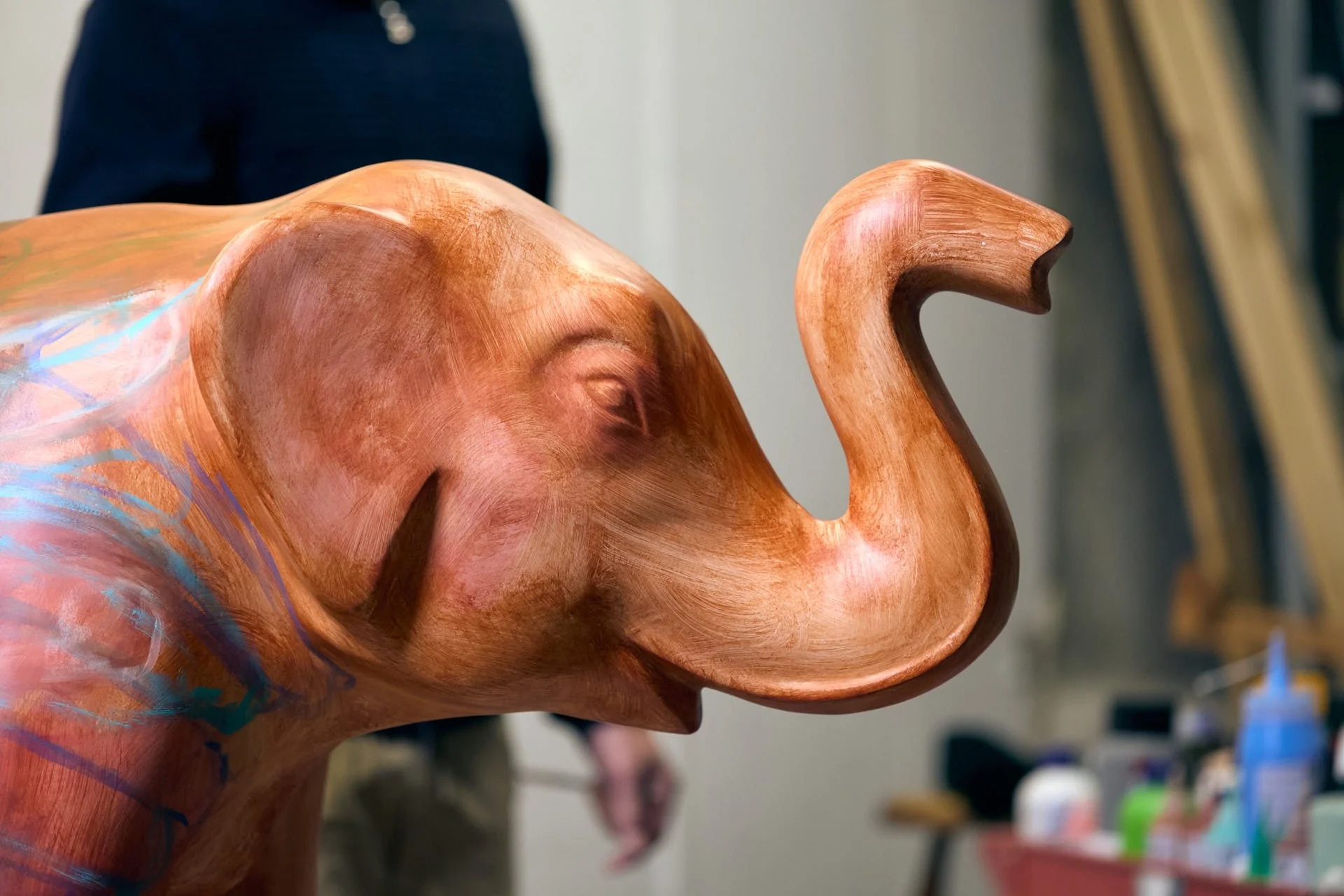 Kunstner Benjamin Abana har malet en elefant, der sælges på auktion i Moltkes Palæ til fordel for Psykiatrifonden