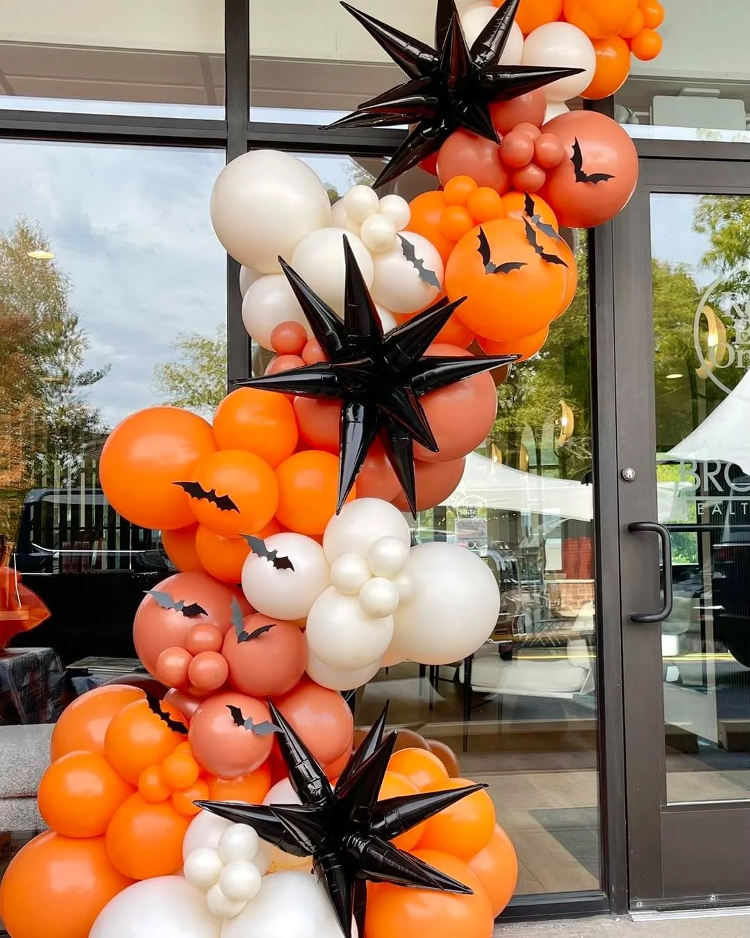 🦇🎃 Halloween is creeping closer&hellip; 🎃🦇

One week to go! Who else is excited for candy and costumes? 🙋&zwj;♀️🙋&zwj;♀️🙋&zwj;♀️
.
.
.
.
.
#happyhalloween #thisishalloween #balloons #michiganballoons #tuftexballoons #balloonartist #sempertex #
