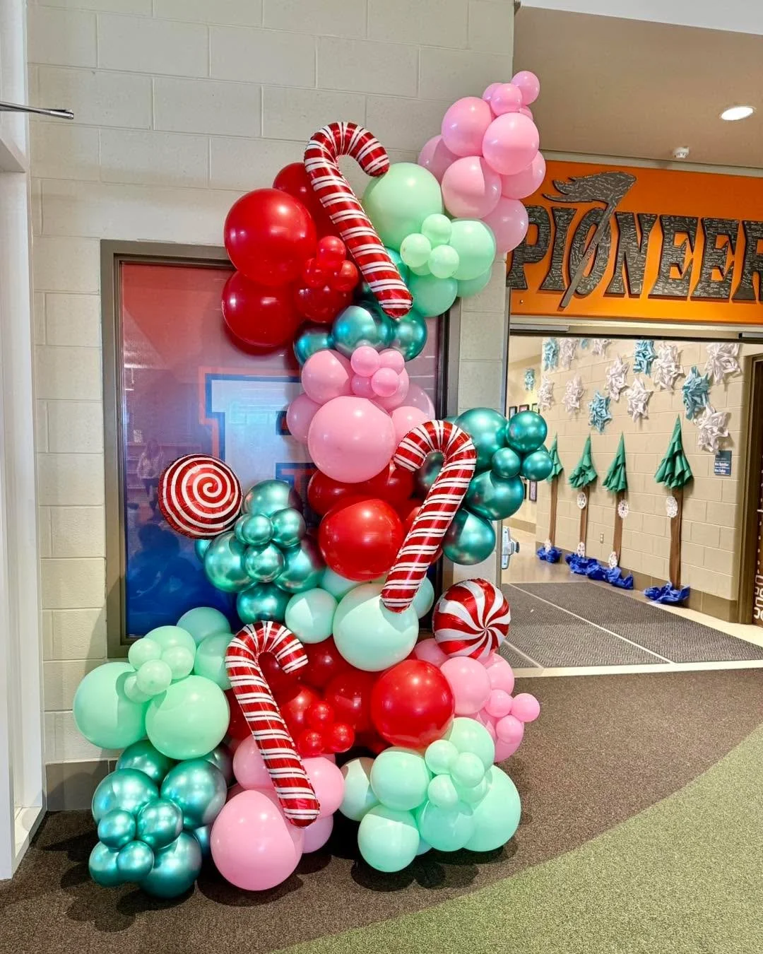 ✨🎄❤️ MERRY AND BRIGHT ❤️🎄✨

It&rsquo;s time to book your holiday party decor! Send us a DM or visit lunapopparty.com to fill out an inquiry form 🎅

#balloons #balloongarland #balloondecor #christmas #christmasdecor #balloondecoration