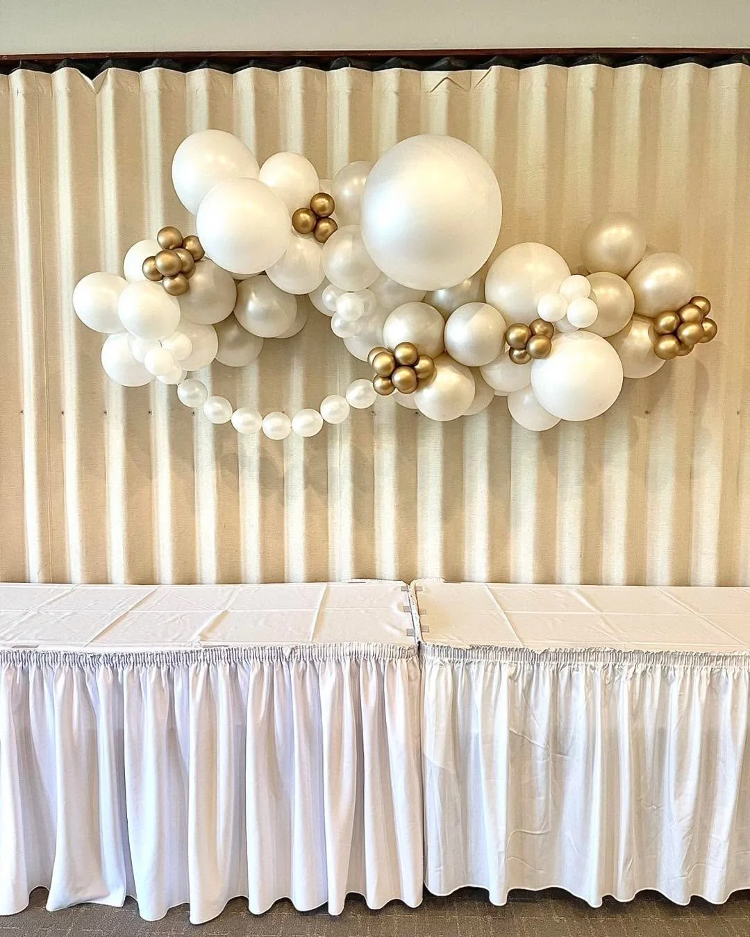✨🤍🥂 POP THE BUBBLY 🥂🤍✨

Pearls, prosecco and picture-perfect details! Who says balloons can&rsquo;t be elegant? We politely disagree. 🤍

💕Book your event today! Spring and summer dates will fill up fast. Send us a message or visit lunapopparty.