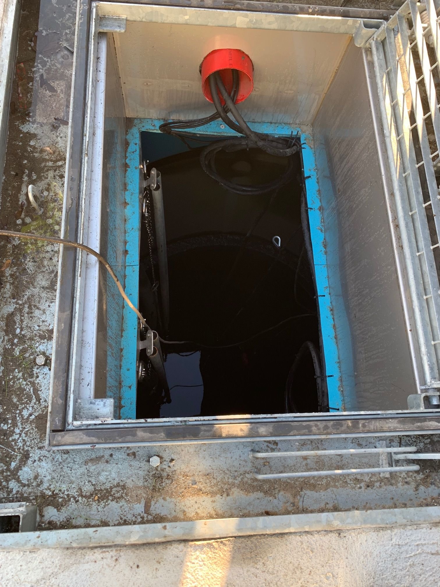 PS200 Manhole with view into pump sump.jpg