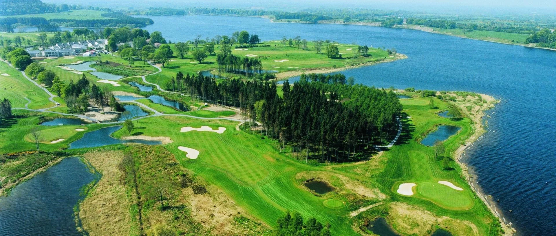 Vista del Hotel y campo de golf de Tulafarris.jpg