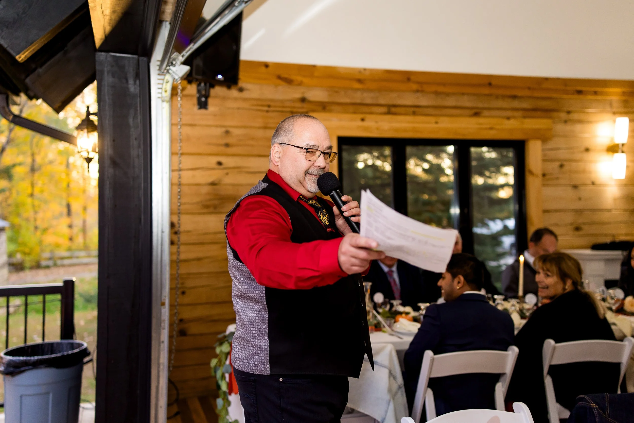 What Is a Wedding MC? / Qu’est-ce qu’un maître de cérémonie (MC) ?