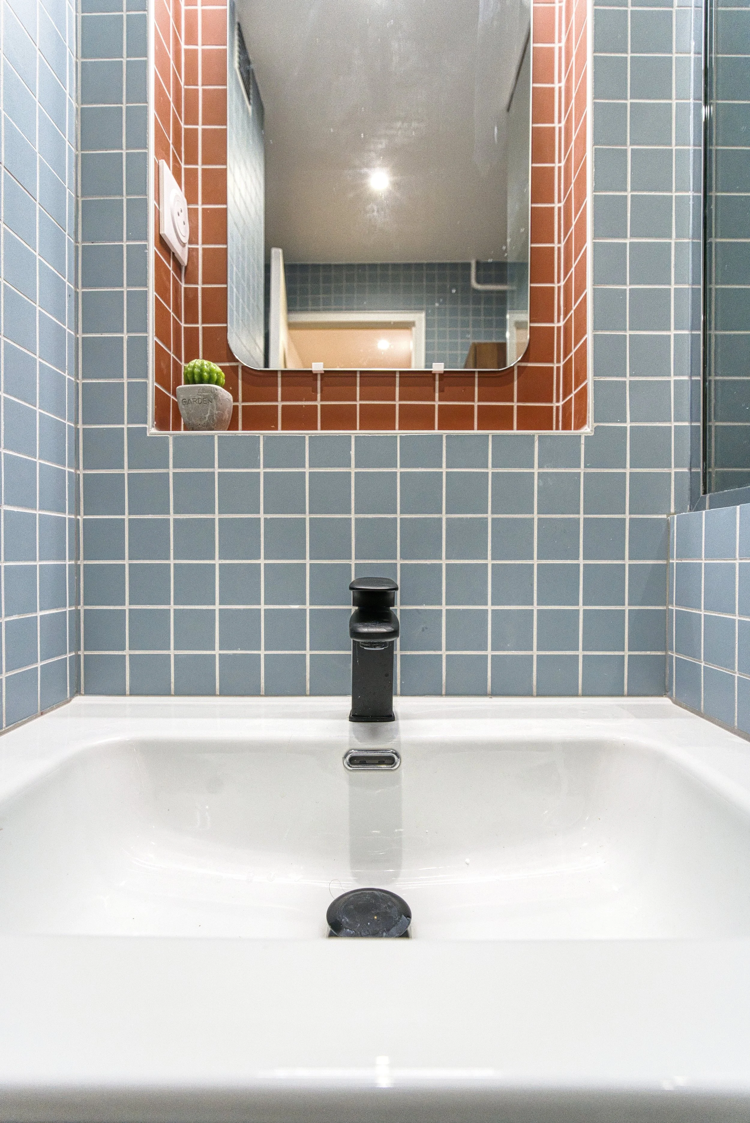 Zoom sur la vasque et le miroir