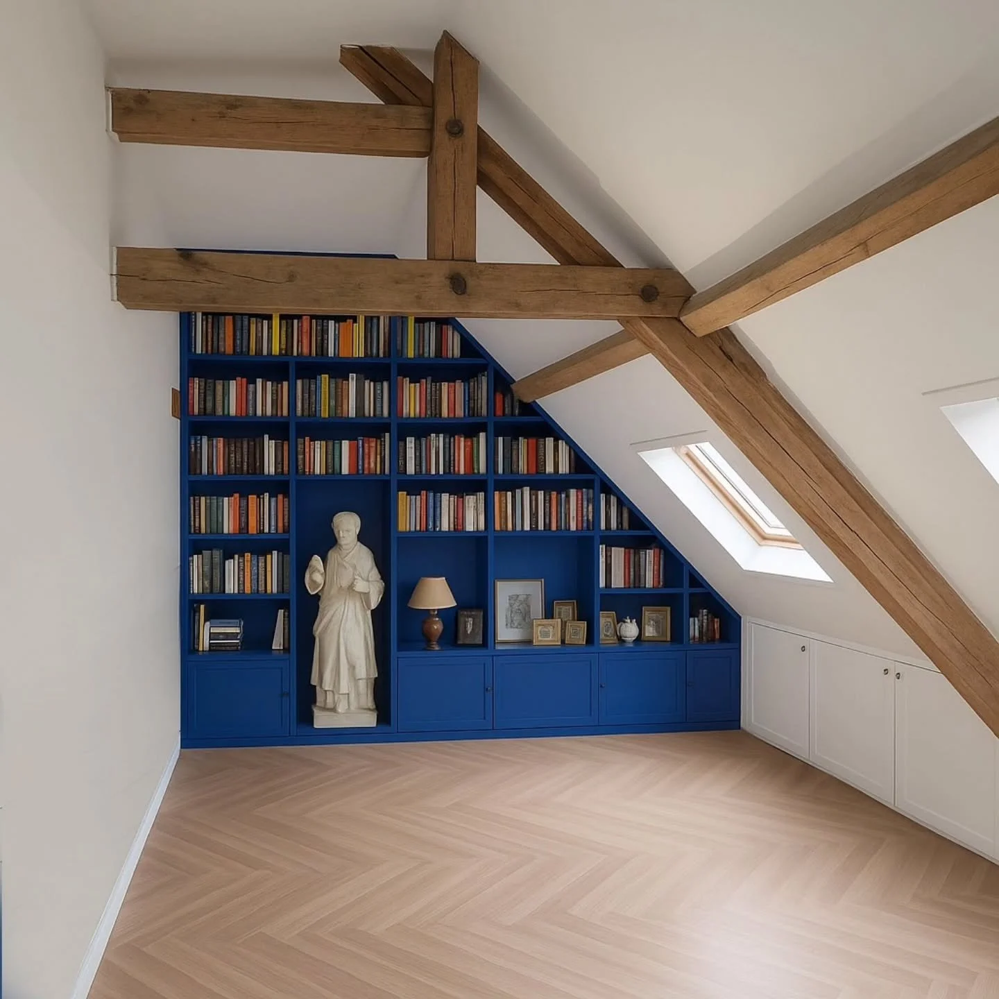 Cr&eacute;ation d&rsquo;une biblioth&egrave;que sur mesure dans cet appartement du 6eme arrondissement.

Pens&eacute;e pour mettre en valeur une pi&egrave;ce ch&egrave;re aux clients : une sculpture de Saint Fran&ccedil;ois de Sales.

Un travail d&ea