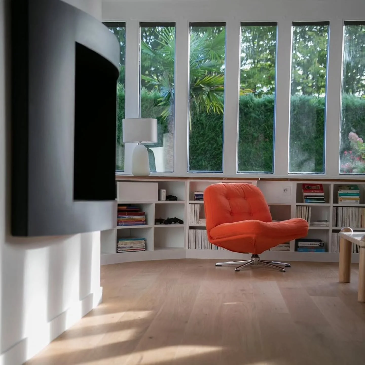 Zoom sur le salon du projet Ozoir : Un espace baign&eacute; de lumi&egrave;re, le vert des boiseries, le bois naturel du sol, les lignes &eacute;pur&eacute;es de la biblioth&egrave;que viennent composer une atmosph&egrave;re paisible. 

Le tout dynam