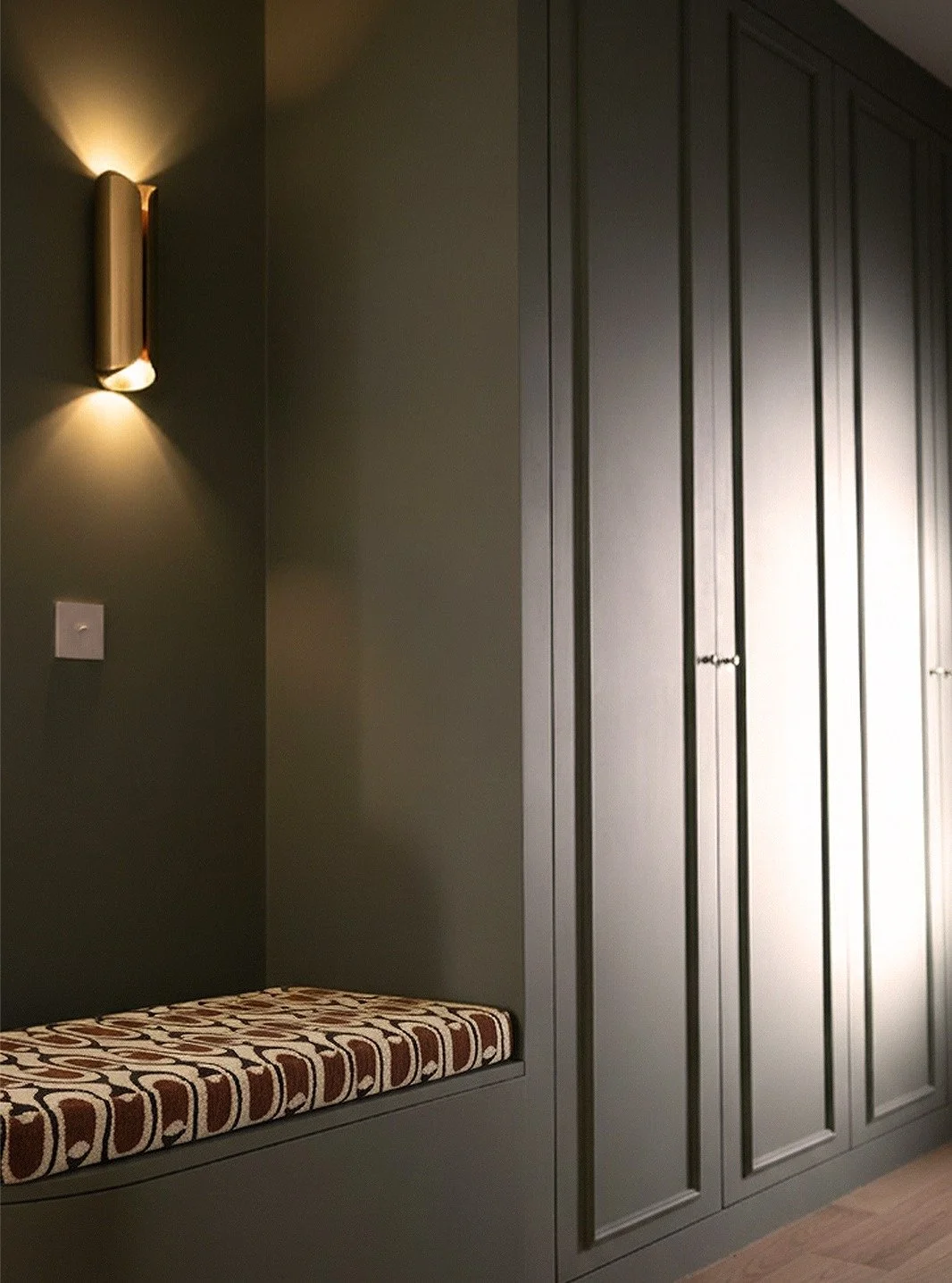 Une entr&eacute;e pratique et chaleureuse ✨

On a imagin&eacute; un coin banquette sur mesure et des rangements int&eacute;gr&eacute;s, le tout dans une teinte profonde r&eacute;chauff&eacute;e par une jolie lumi&egrave;re dor&eacute;e.

#decointerie