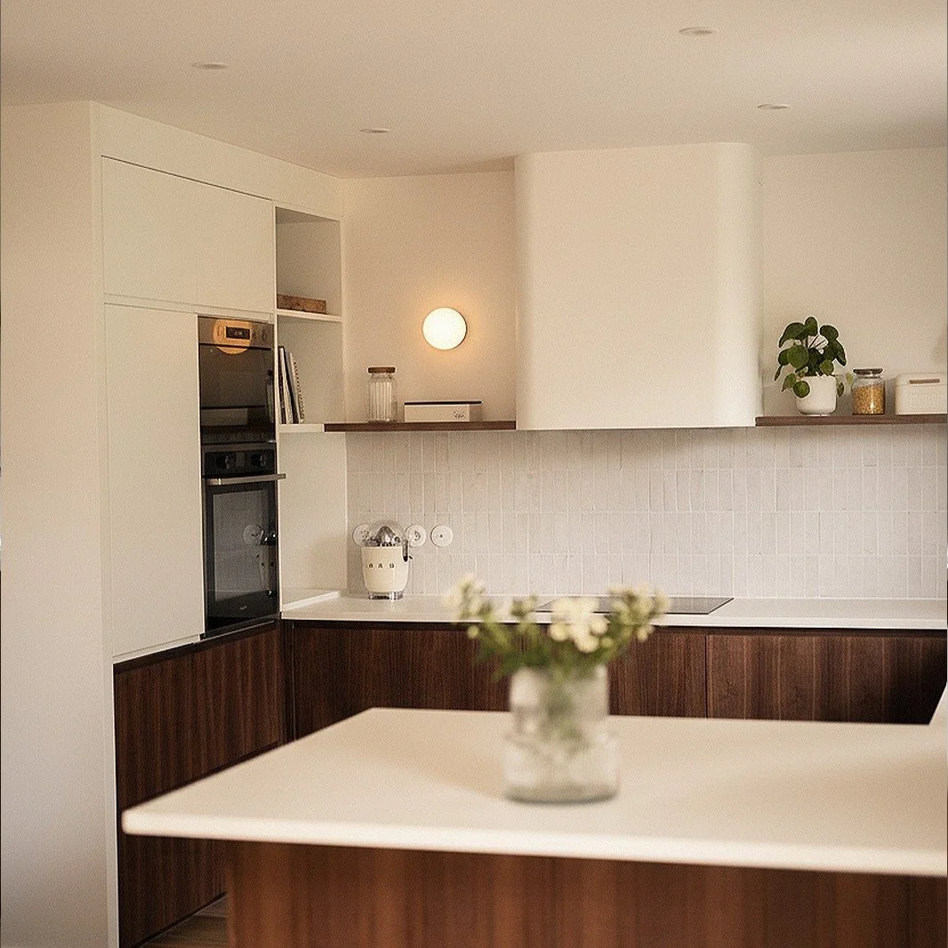 Apr&egrave;s / Avant : Un projet de r&eacute;novation d'une maison &agrave; Ozoir-la-Ferri&egrave;re.

La cuisine a &eacute;t&eacute; repens&eacute;e dans ses volumes et sa circulation, avec du sur-mesure et un soin particulier apport&eacute; aux mat