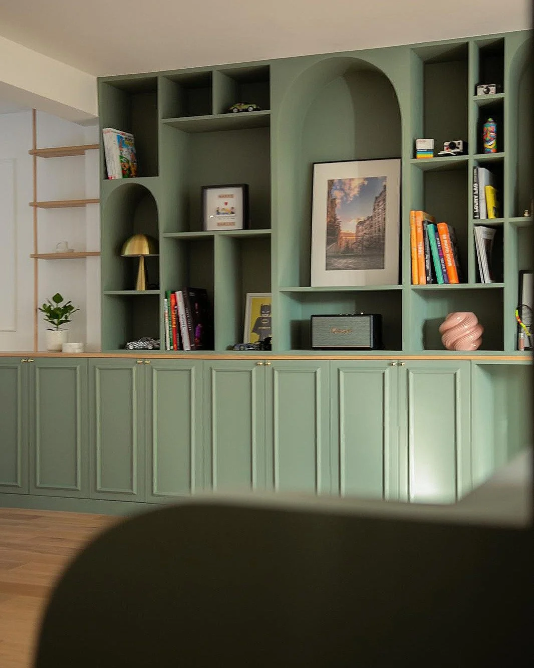 📚✨ Une biblioth&egrave;que pens&eacute;e comme un v&eacute;ritable &eacute;l&eacute;ment d&rsquo;architecture. 

Niches arrondies, rythmes graphiques et tonalit&eacute; vert sauge apportent caract&egrave;re et douceur &agrave; l&rsquo;espace.
On jou