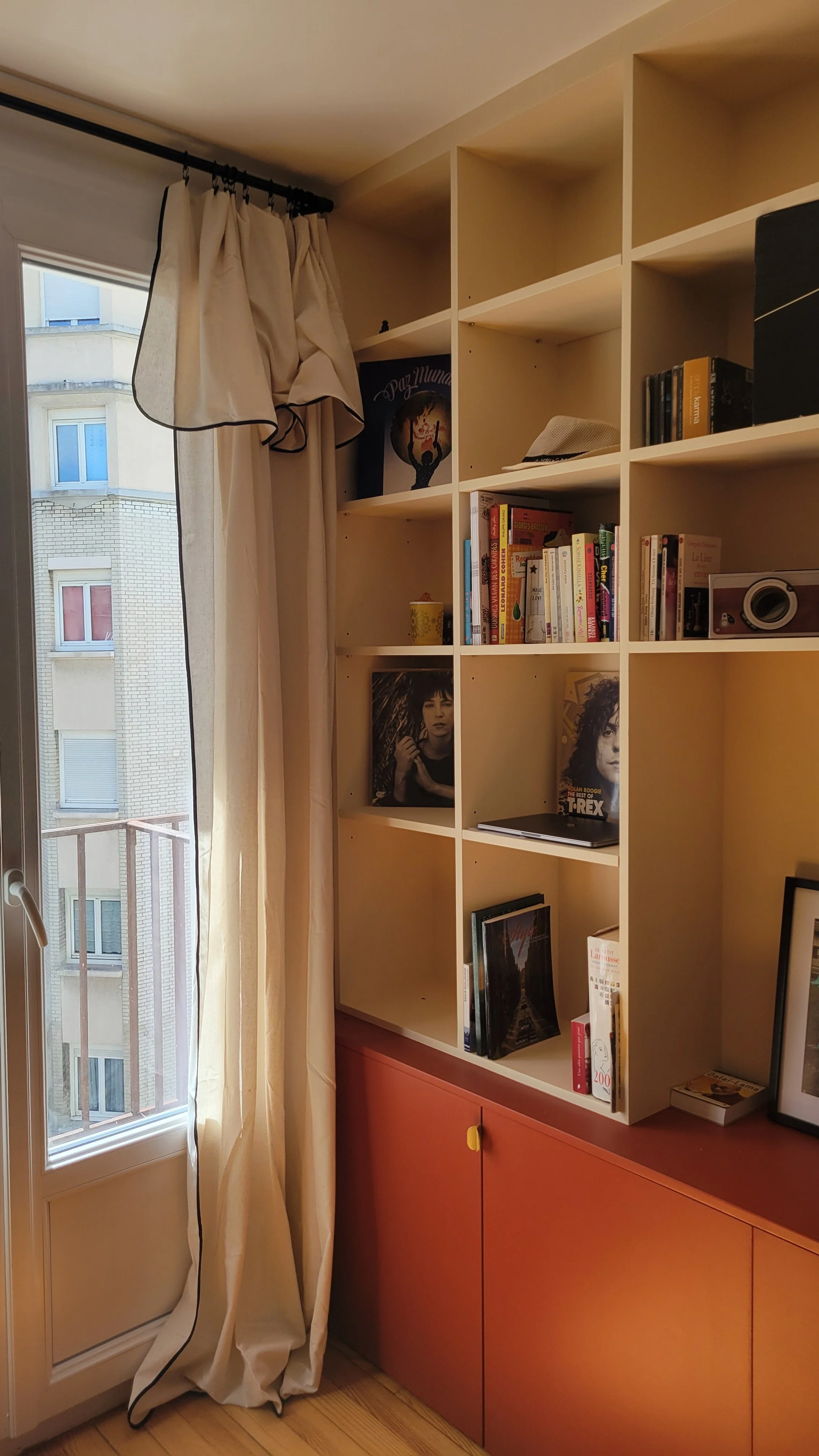 Conçue sur mesure, la bibliothèque compose avec les volumes de la pièce pour ne perdre aucun espace