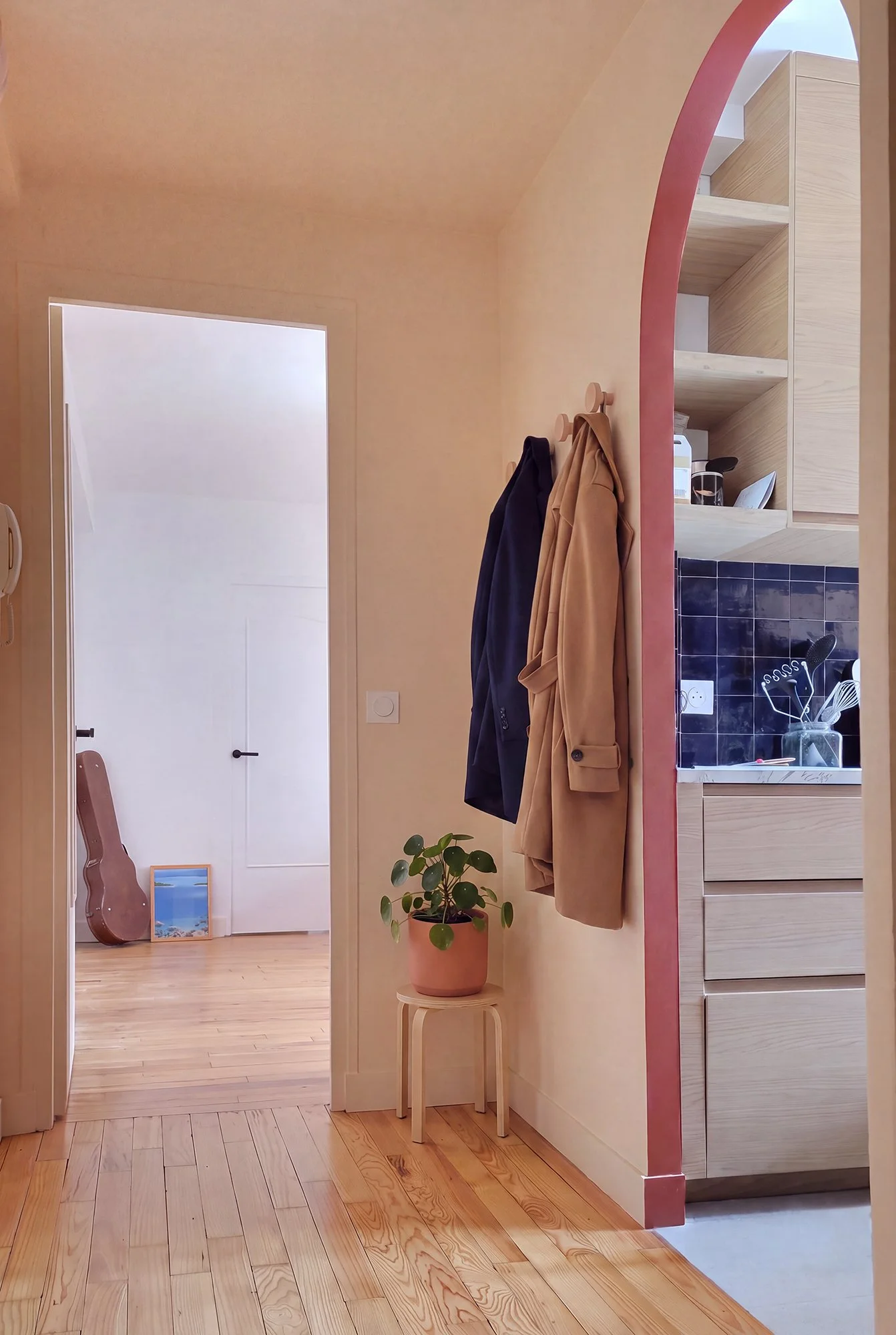 Une entrée pensée comme une transition, entre teintes douces et touche de couleur affirmée