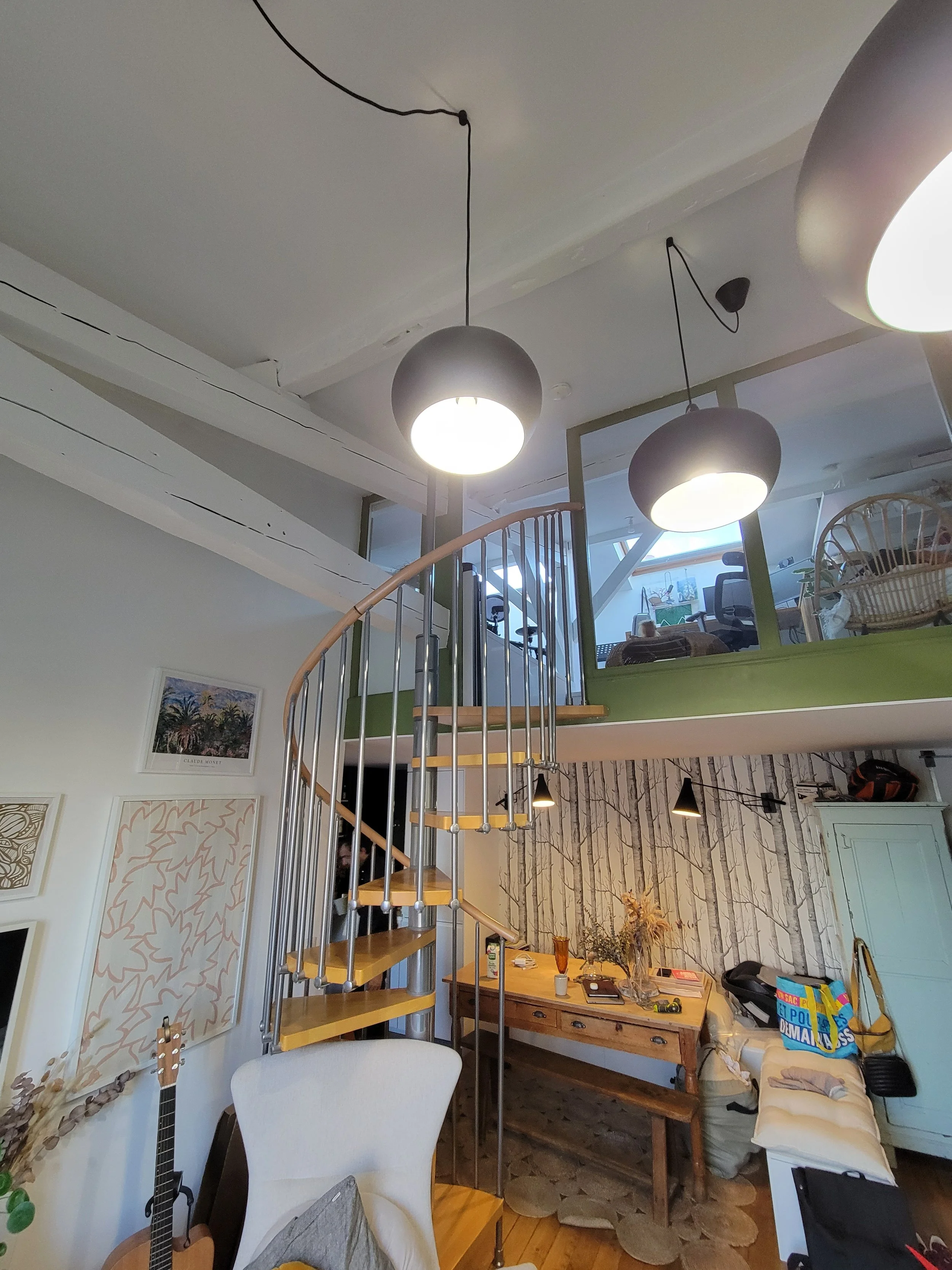 Avant : Un escalier en colimaçon qui prenait trop d'espace et gênait la circulation vers la cuisine. Et en bonus, la poutre ne laissait qu'un passage de 160cm pour passer. 