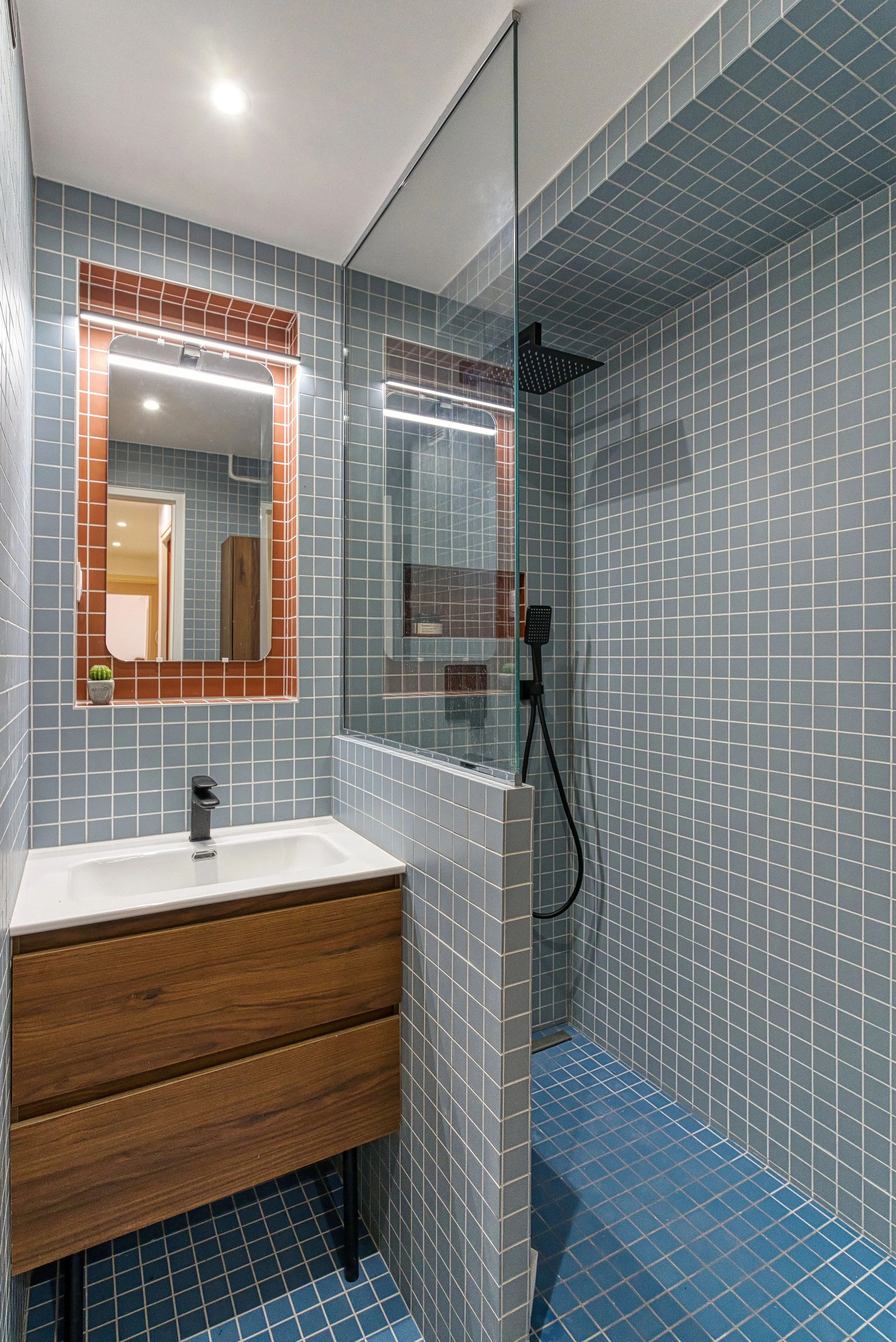 Salle de bain toute en mosaïque à Montreuil