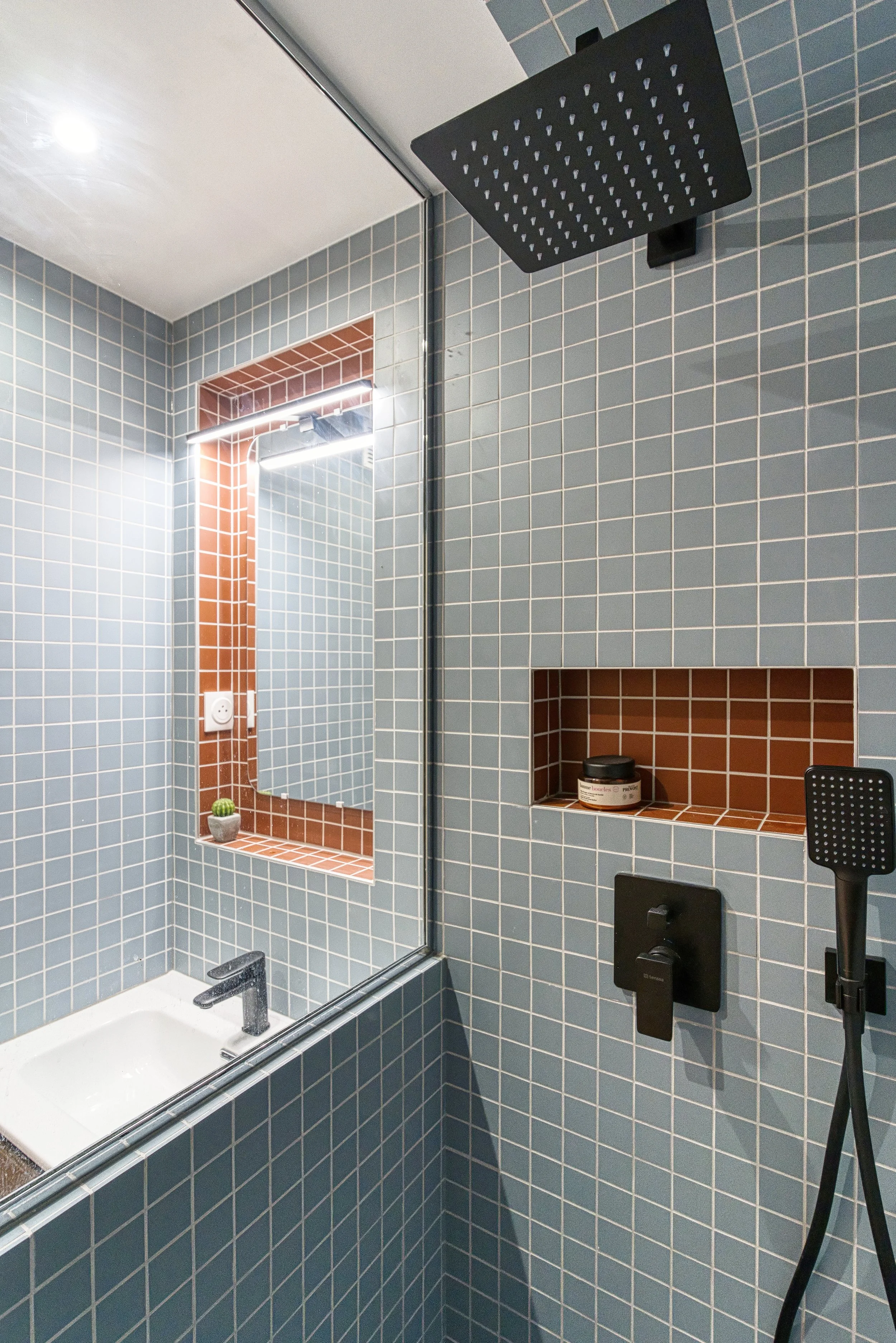 Une vitre sur mesure délimite la douche sans jamais fermer l'espace visuellement