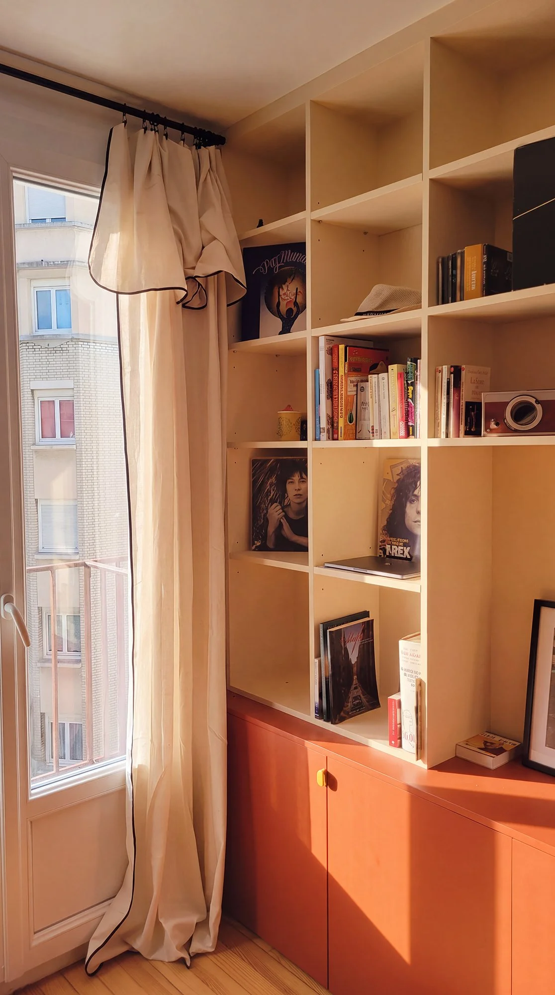Conçue sur mesure, la bibliothèque compose avec les volumes de la pièce pour ne perdre aucun espace