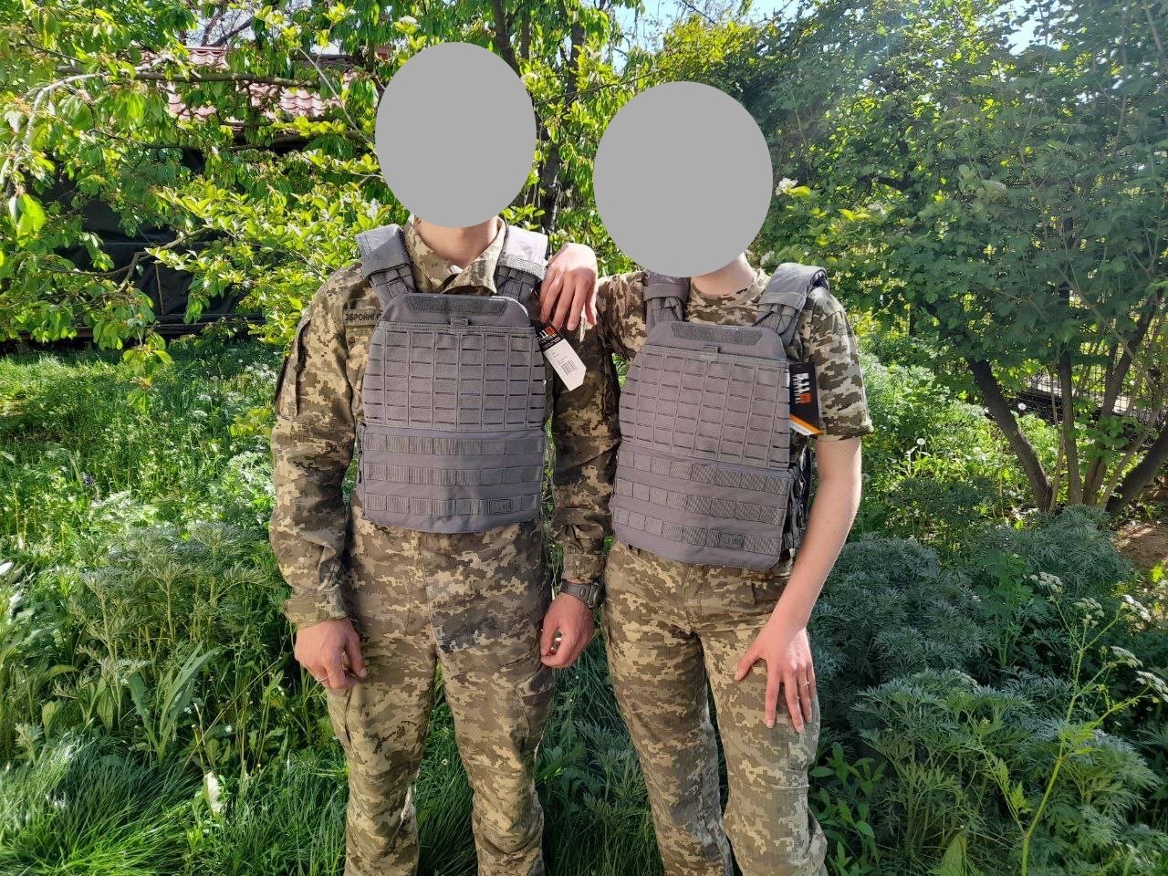 Ukrainian soldiers who received protective 5.11 plate carriers