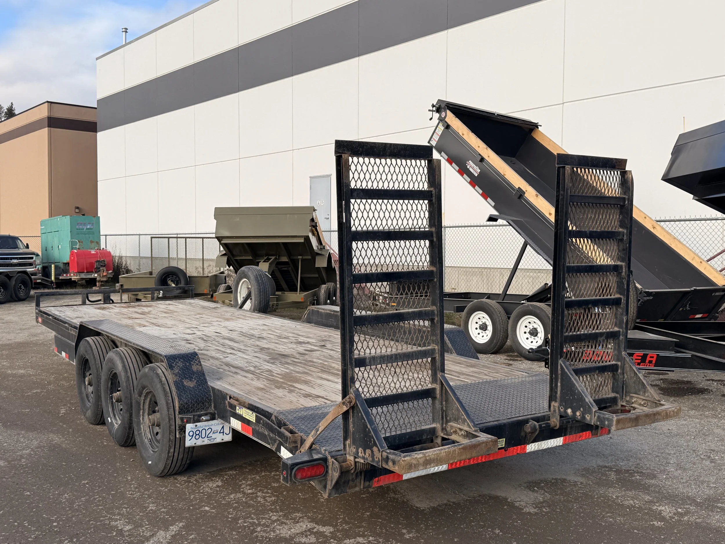INCOMING USED LAMAR TRIPLE AXLE
