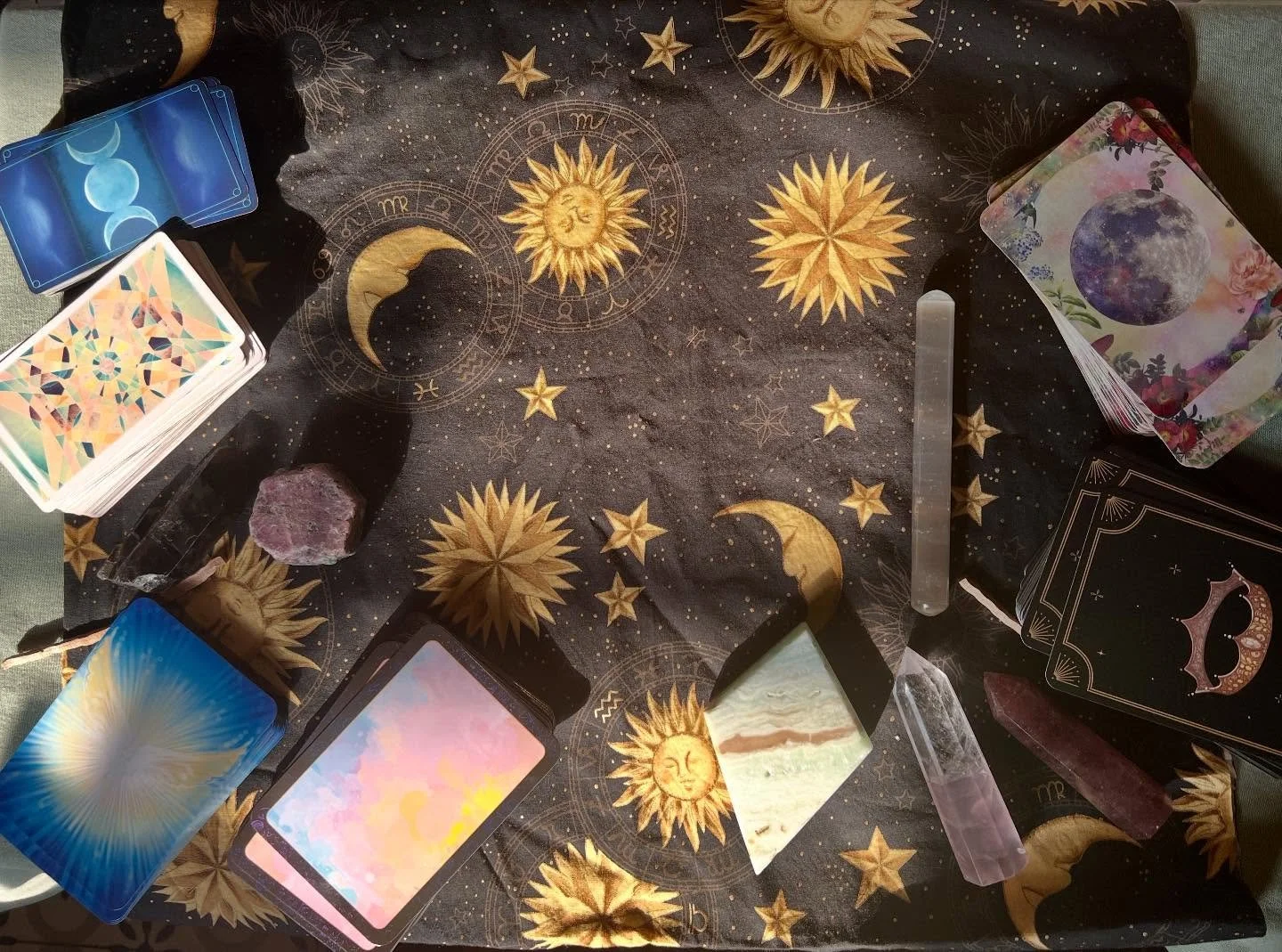 What a lovely experience at Cry Out Cave in Newark for the Lessons Between the Lines event. Amazing people shared their remarkable stories in such a sacred space. It was such an honor to offer readings and crystal healings to those in attendance. Tha