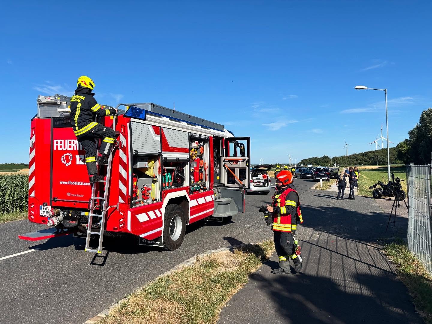 ++ Technischer Einsatz Verkehrsunfall ++
Die FF Edelstal wurde heute um 17:31 Uhr zu einem Verkehrsunfall zwischen einem PKW und einem Motorrad im Bereich der Ortseinfahrt in Fahrtrichtung Kittsee alarmiert. Das ausgerückte RLFA 3000 war nur ku