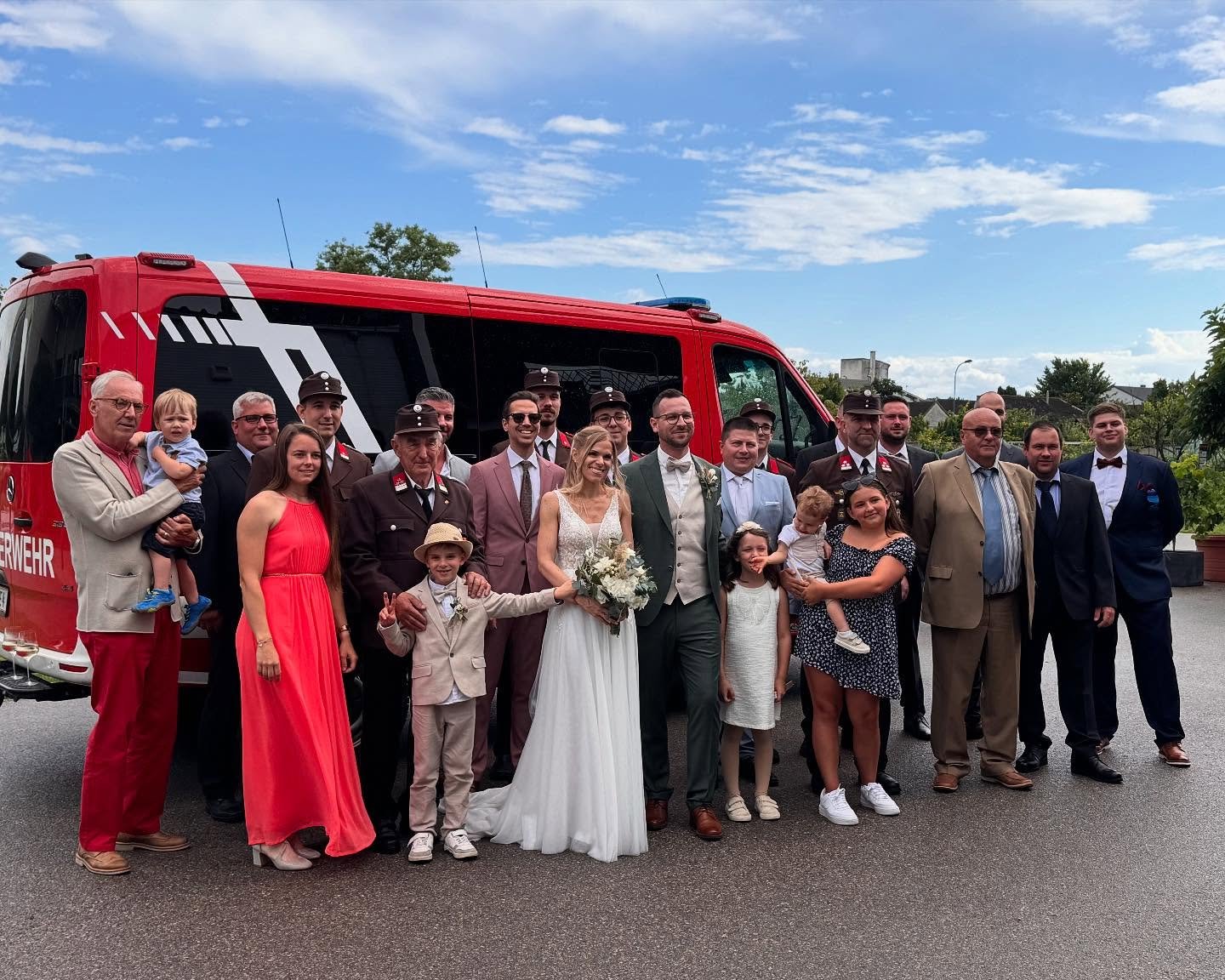** Just Married - Feuerwehrhochzeit ** 💍🚒
Gestern gaben sich unser Kommandant und seine Julia im Weingut Scheiblhofer in Andau das Ja-Wort! 👰🏼‍♀️🤵🏻‍♂️
Eine Abordnung der Freiwilligen Feuerwehr, sowie die geladenen Kameradinnen und Kam