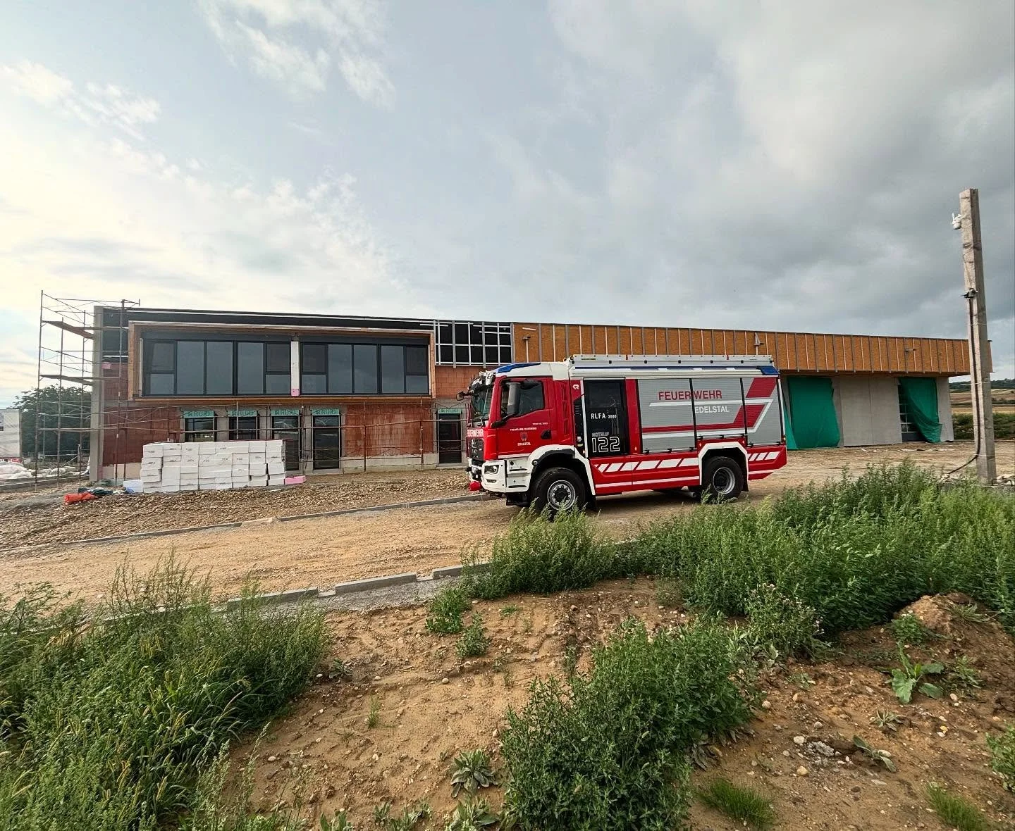 ++ Update Feuerwehrhaus Neubau ++ 🏗️ 🏠
Der Fortschritt beim Bau unseres Feuerwehrhauses kann sich sehen lassen. 🙌🏼
Nach Fertigstellung des Rohbaus, der Installation der Fenster und der Heizung, folgte nun der Estrich, sowie die Türen und