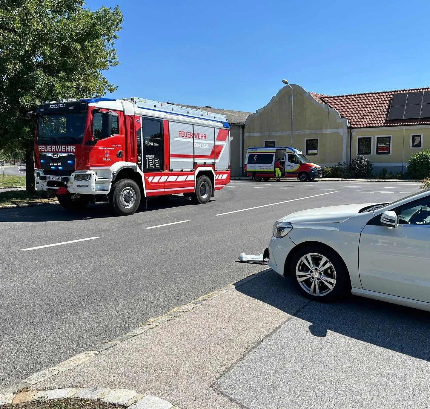 ++ Technischer Einsatz - Verkehrsunfall ++ 🚒
Am gestrigen Dienstag, kam es im Kreuzungsbereich der Badstraße und Hauptstraße zu einem Verkehrsunfall zwischen einem PKW und einem Moped.
Eine verletzte Person wurde betreut und von den a