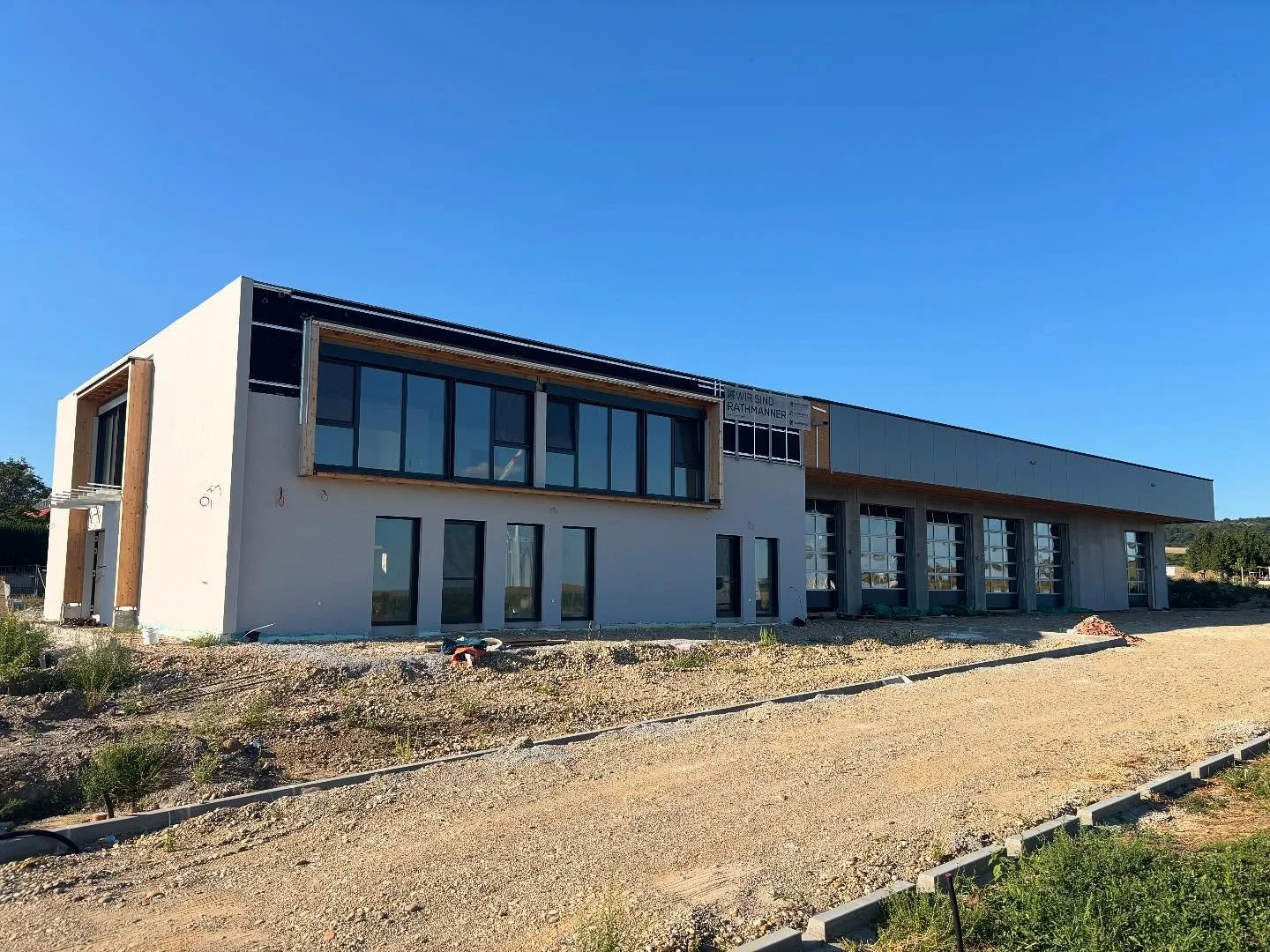 ++ Feuerwehrhaus Neubau ++ 🏗️
Nach nur wenigen Wochen erstrahlt unser Haus bereits in neuem Glanz. 🙌🏼🤩
Die Arbeiten an der Alu-Außenverkleidung neigen sich dem Ende zu, die Fassade ist bereits fertiggestellt und die Tore wurden von den S