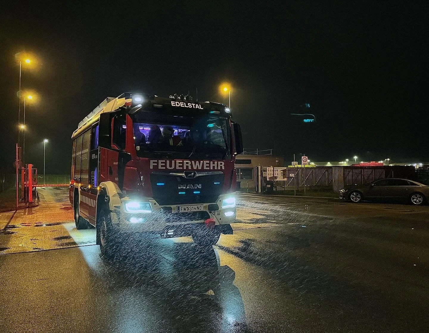 ++ BMA-Einsatz ++ 🚨🚒

Heute kurz vor 6 Uhr wurde die FF Edelstal zu einem BMA-Alarm in das ortsans&auml;ssige Produktionswerk gerufen.

Es handelte sich um eine T&auml;uschungsalarm, ausgel&ouml;st durch Dampfbildung einer Reinigungsmaschine.

Die 