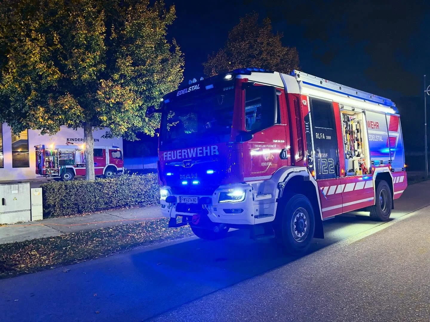 ++ Abschnitts&uuml;bung 2025 ++ 🚒🚒🚒

Gemeinsam mit den Wehren Nickelsdorf, Deutsch-Jahrndorf, Pama und Kittsee durfte die FF Edelstal heute in der Volksschule Nickelsdorf den Ernstfall erproben.

Neben der Brandbek&auml;mpfung unter schwerem Atems