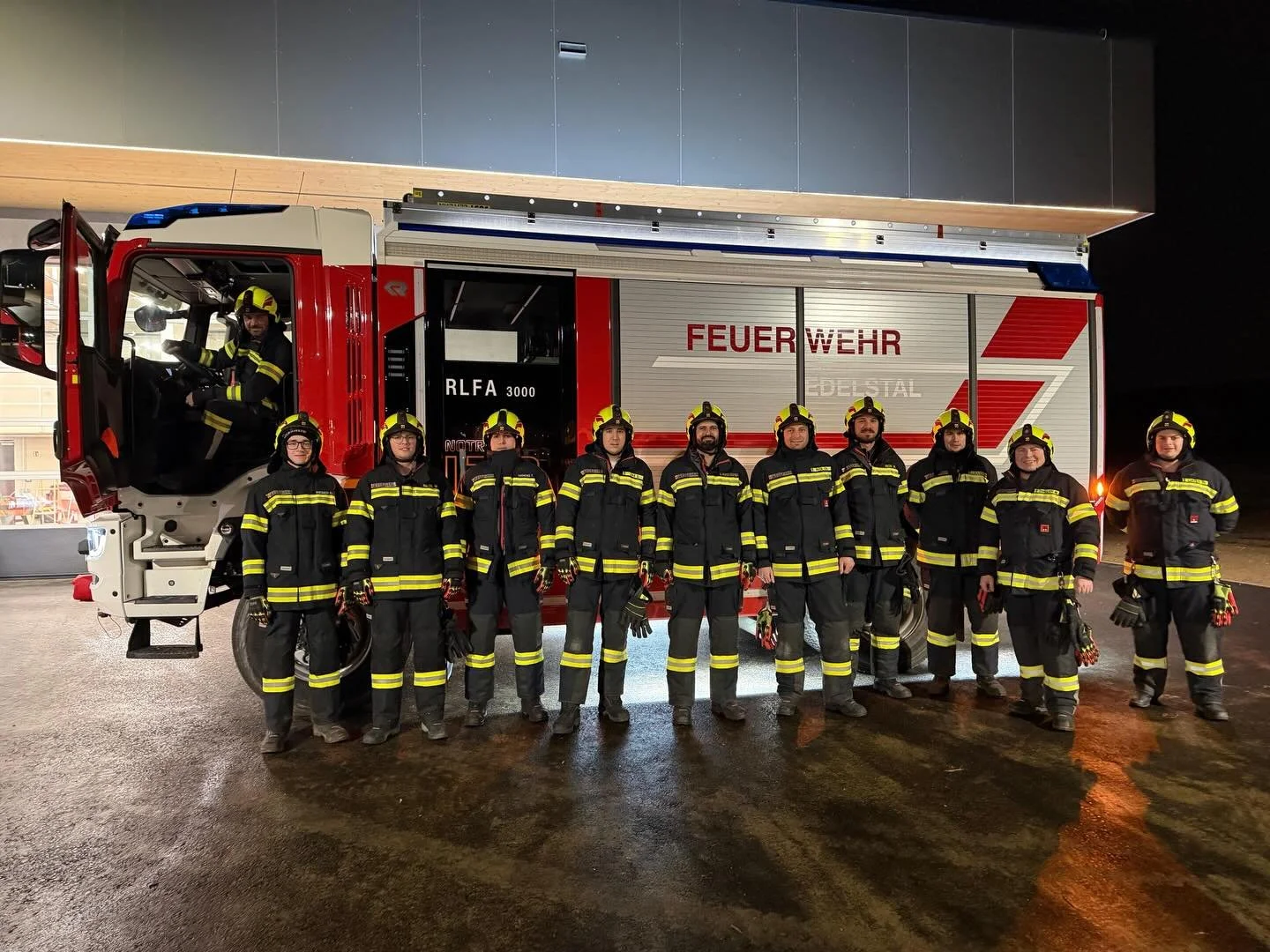 Technische &Uuml;bung - Fahrzeugkunde! 🚘🚒

Jeden 2. Mittwoch treffen sich die Kamerad:innen unserer Wehr zur gemeinsamen &Uuml;bung und Weiterbildung. 🗓️👨🏻&zwj;🚒 Heute stand die technische Beladung des R&uuml;stl&ouml;schfahrzeugs RLFA3000 und 