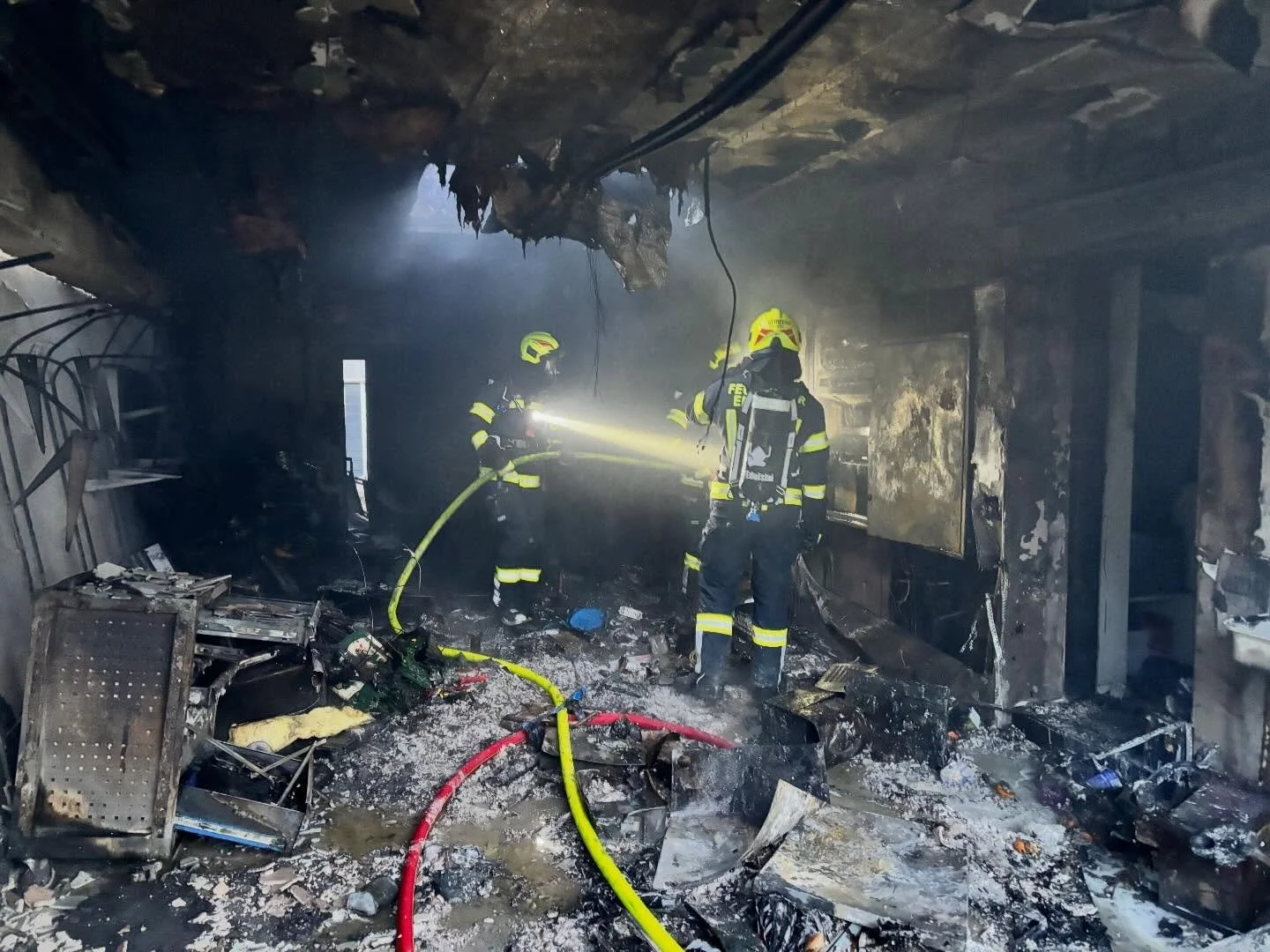 Brandeinsatz B2 in Berg 🚨🔥🚒

Unsere Wehr wurde am gestrigen Donnerstag, 12.02. gemeinsam mit der FF Kittsee zur Unterst&uuml;tzung der L&ouml;scharbeiten eines Garagenbrandes gerufen.

Wir r&uuml;ckten mit dem Kommando- und R&uuml;stl&ouml;schfahr