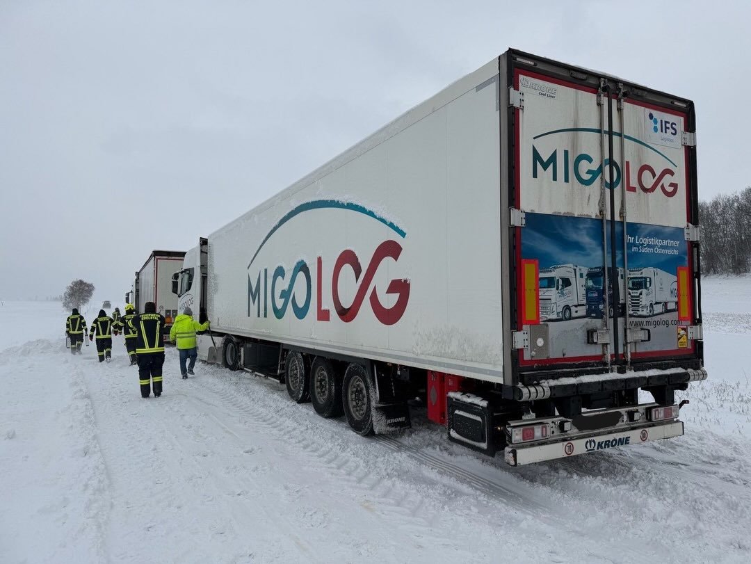 Technischer Einsatz - Fahrzeugbergung ❄️🚛 🚒

Heute, 20.01. wurden die Feuerwehren Edelstal und @ff_kittsee auf die L301 zwischen Edelstal und Kittsee alarmiert. Mehrere LKWs blieben aufgrund der winterlichen Bedingungen h&auml;ngen. 

Mit vereinten