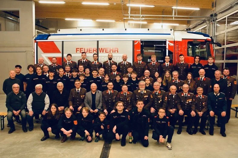 Mitgliederversammlung / HDB der FF Edelstal 🫡🚒

Gemeinsam mit rund 70 Kamerad:innen und Ehreng&auml;sten der Gemeinde, des Bezirksfeuerwehrkommandos, der Polizei und des Roten Kreuz lie&szlig; das Kommando das Jahr 2025 Revue passieren und gab eine