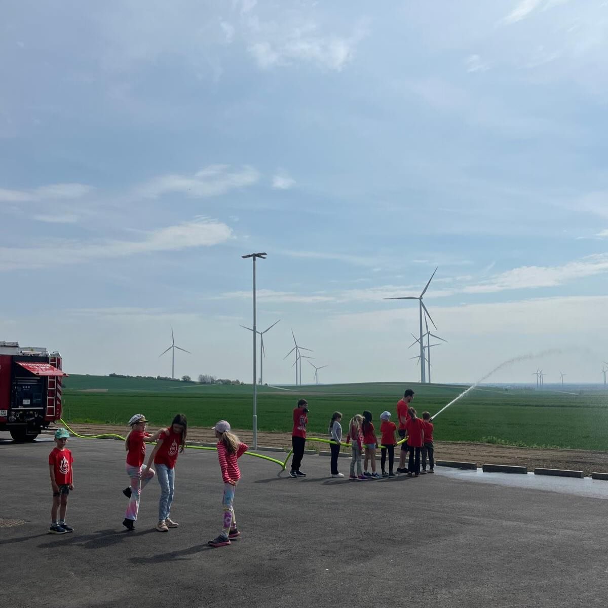 🚒🔥 Erste Stunde im neuen Feuerwehrhaus 🔥🚒

Heute war es endlich soweit: Unsere Feuerwehr-Kids durften ihr neues Zuhause zum ersten Mal entdecken! 🏠✨ Und wie k&ouml;nnte man das besser machen als mit einer spannenden Schnitzeljagd quer durchs gan