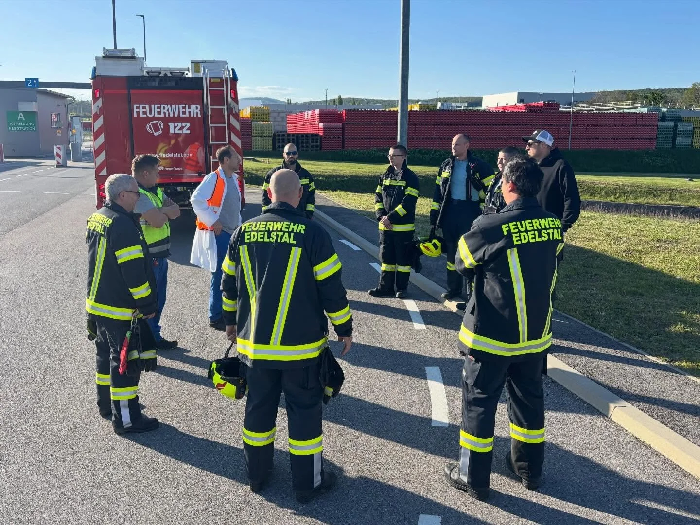 Brandschutz-Begehung am Werksgel&auml;nde der Coca-Cola HBC GmbH 🚒

Im Rahmen einer gemeinsamen Begehung konnten wir uns von den Gegebenheiten und der vorbildlichen Arbeit im Bereich des vorbeugenden und erweiterten Brandschutzes &uuml;berzeugen. Be